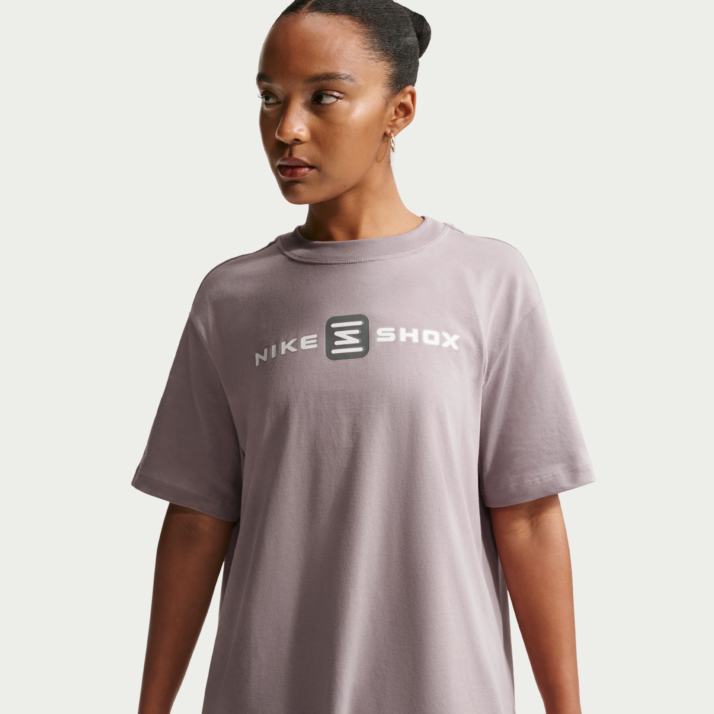 Thumbnail - Nike T-Shirt mit Grafik für Damen - Grau