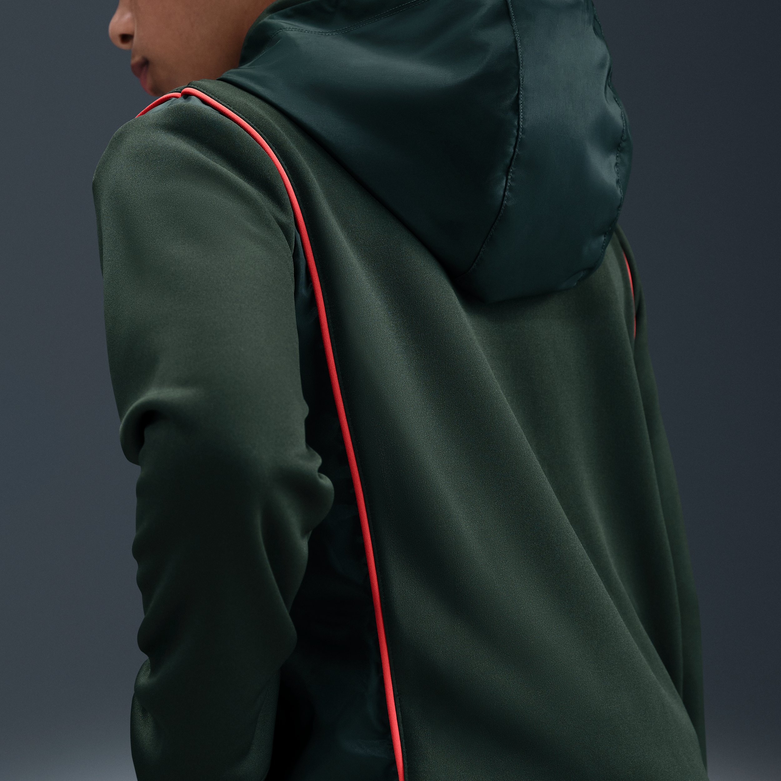 Thumbnail - FC Chelsea Nike Fußball-Trainingsanzug aus Webmaterial (ältere Kinder) - Grün