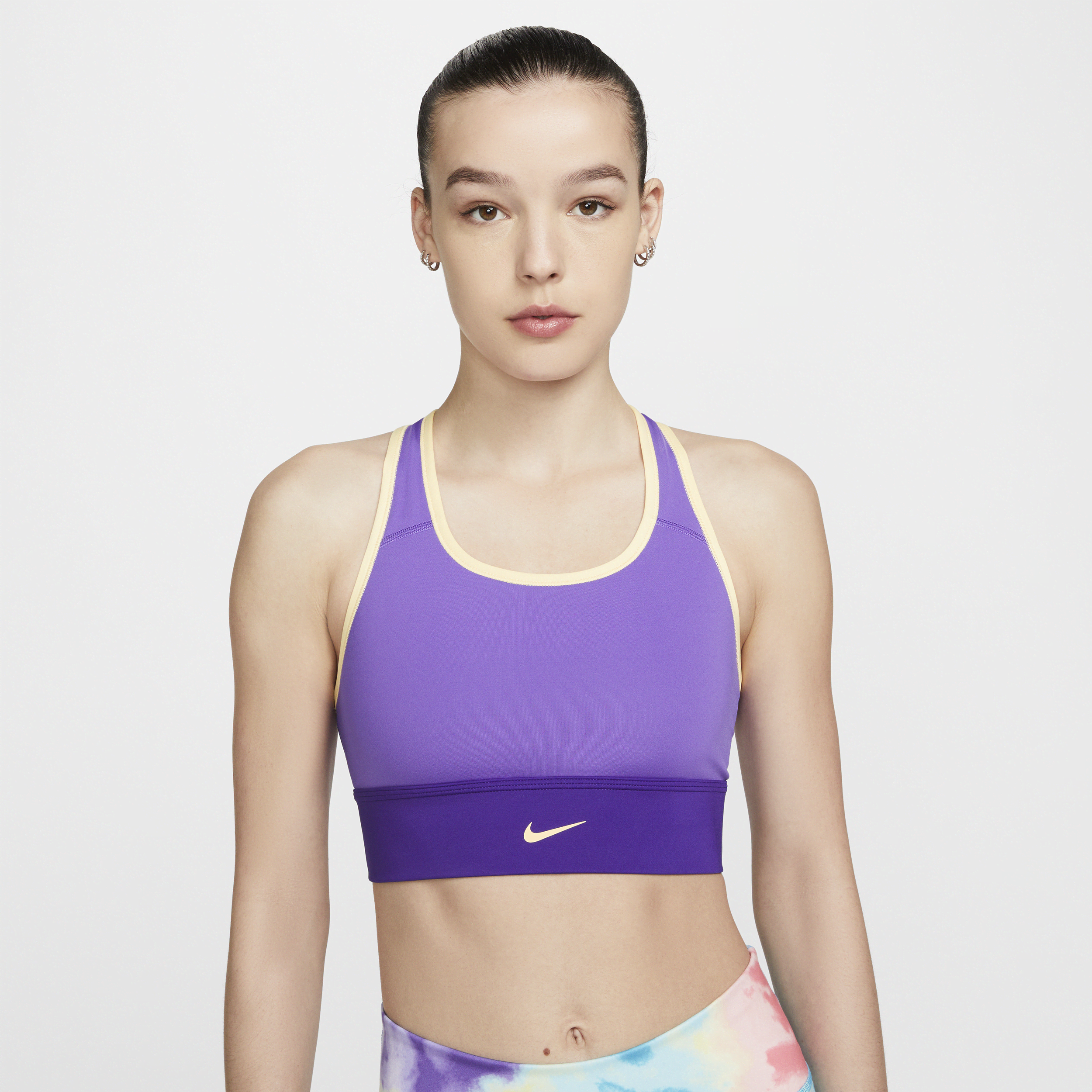 Damski stanik sportowy o wydłużonym kroju z jednoczęściową wkładką zapewniający średnie wsparcie Nike Swoosh - Fiolet