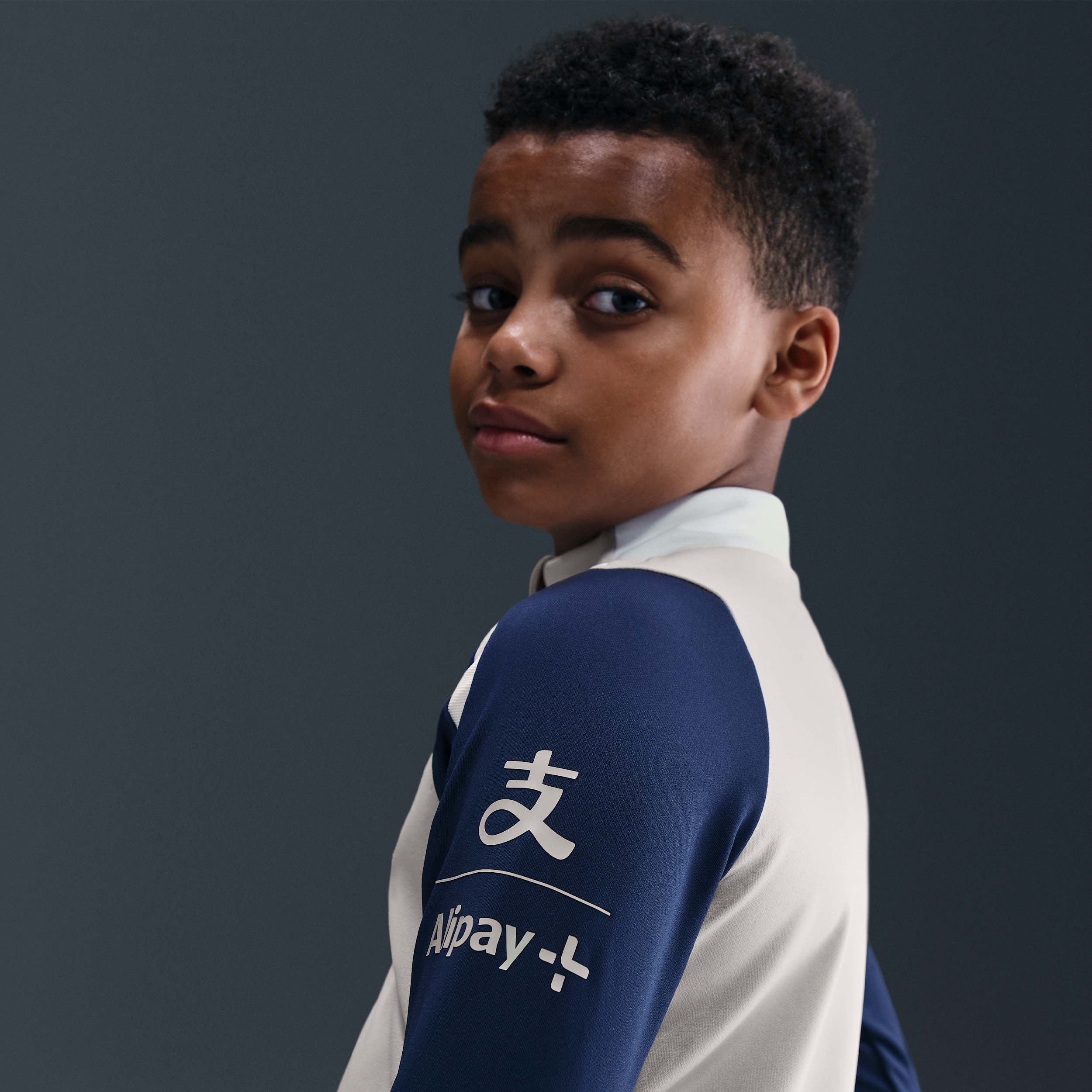 Thumbnail - Tottenham Hotspur Strike Nike Dri-FIT Fußball-Drill-Oberteil für ältere Kinder - Grau