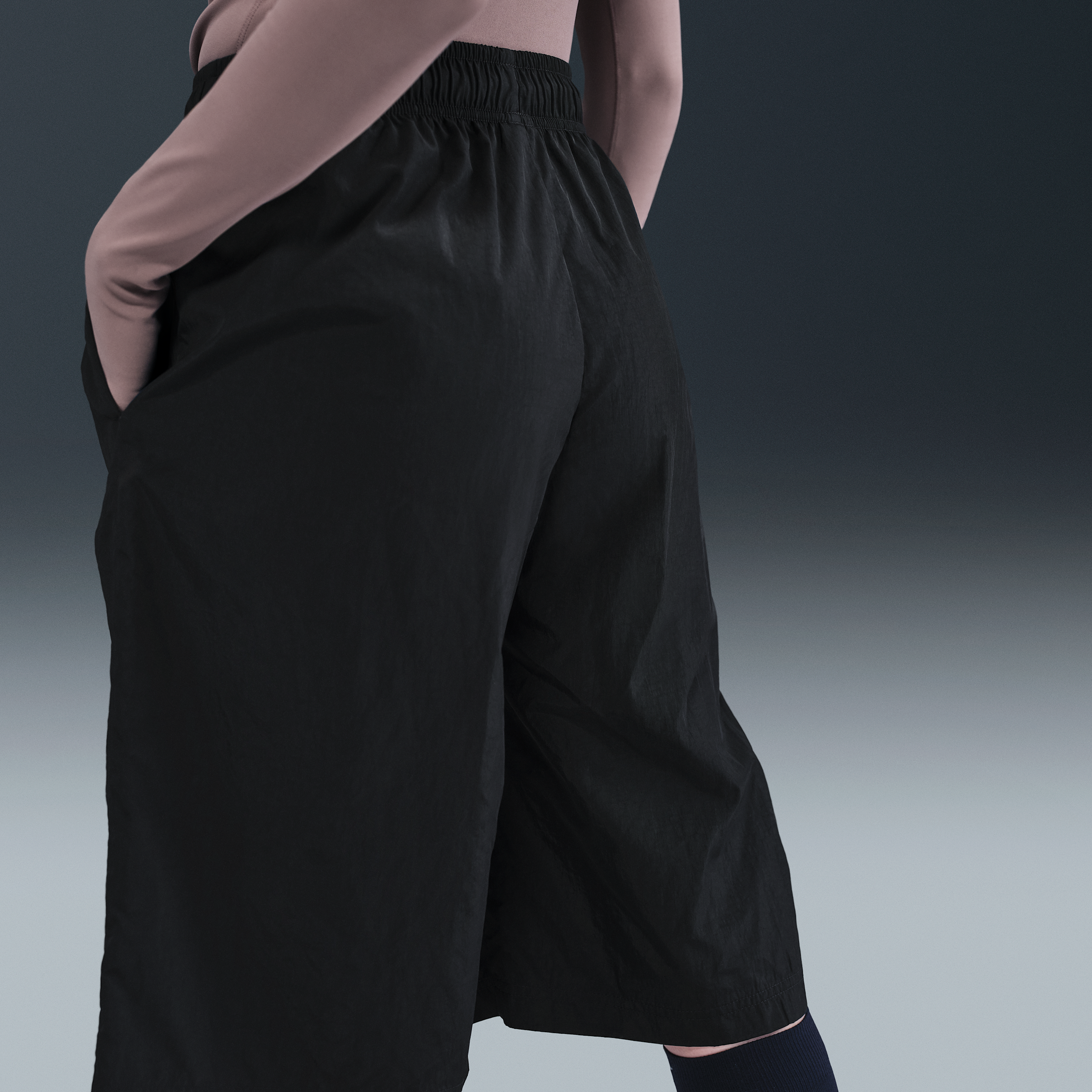Nike Sportswear ruimvallende damesshorts met halfhoge taille op knielengte Zwart