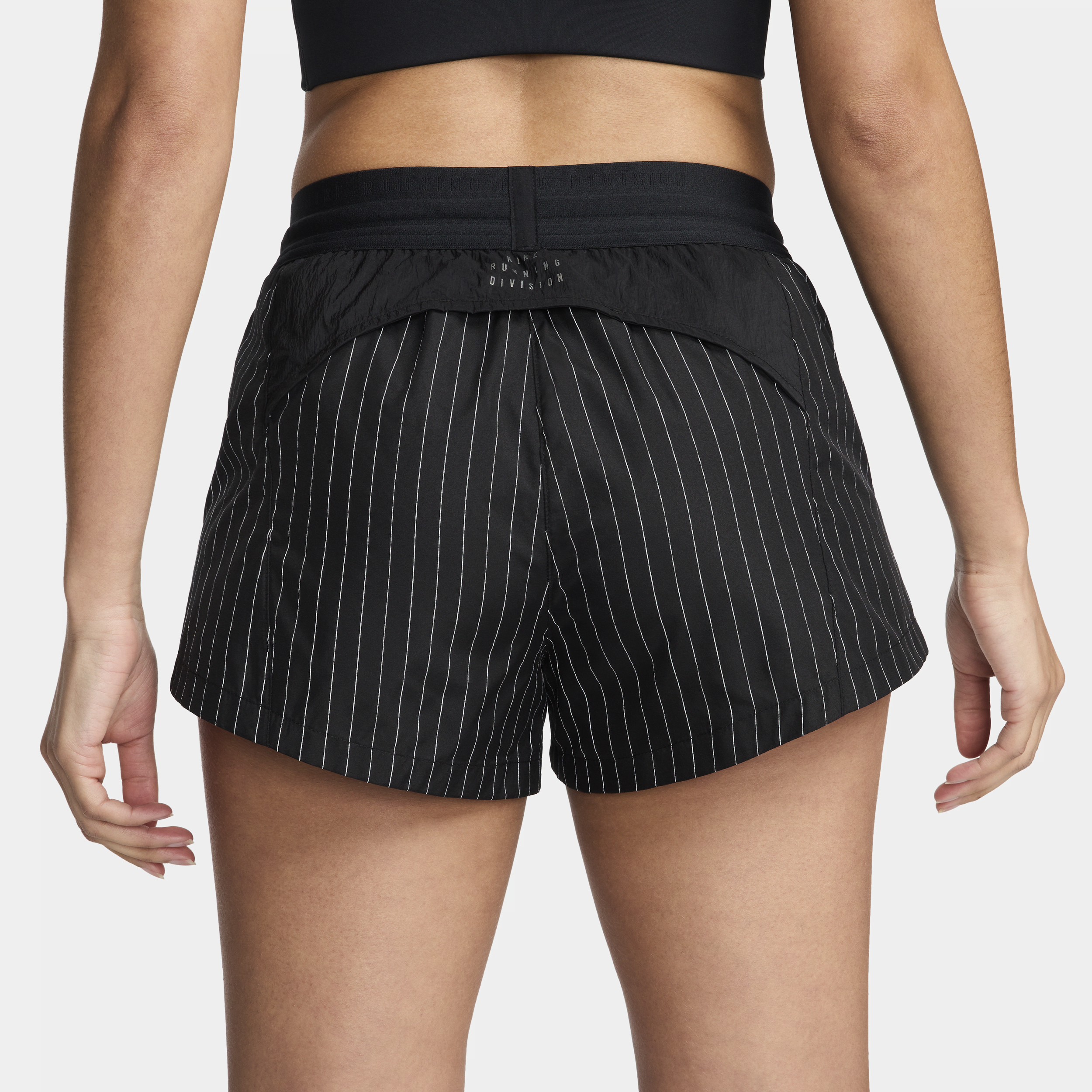 Nike Running Division hardloopshorts met halfhoge taille en binnenbroekje voor dames (8 cm) Zwart