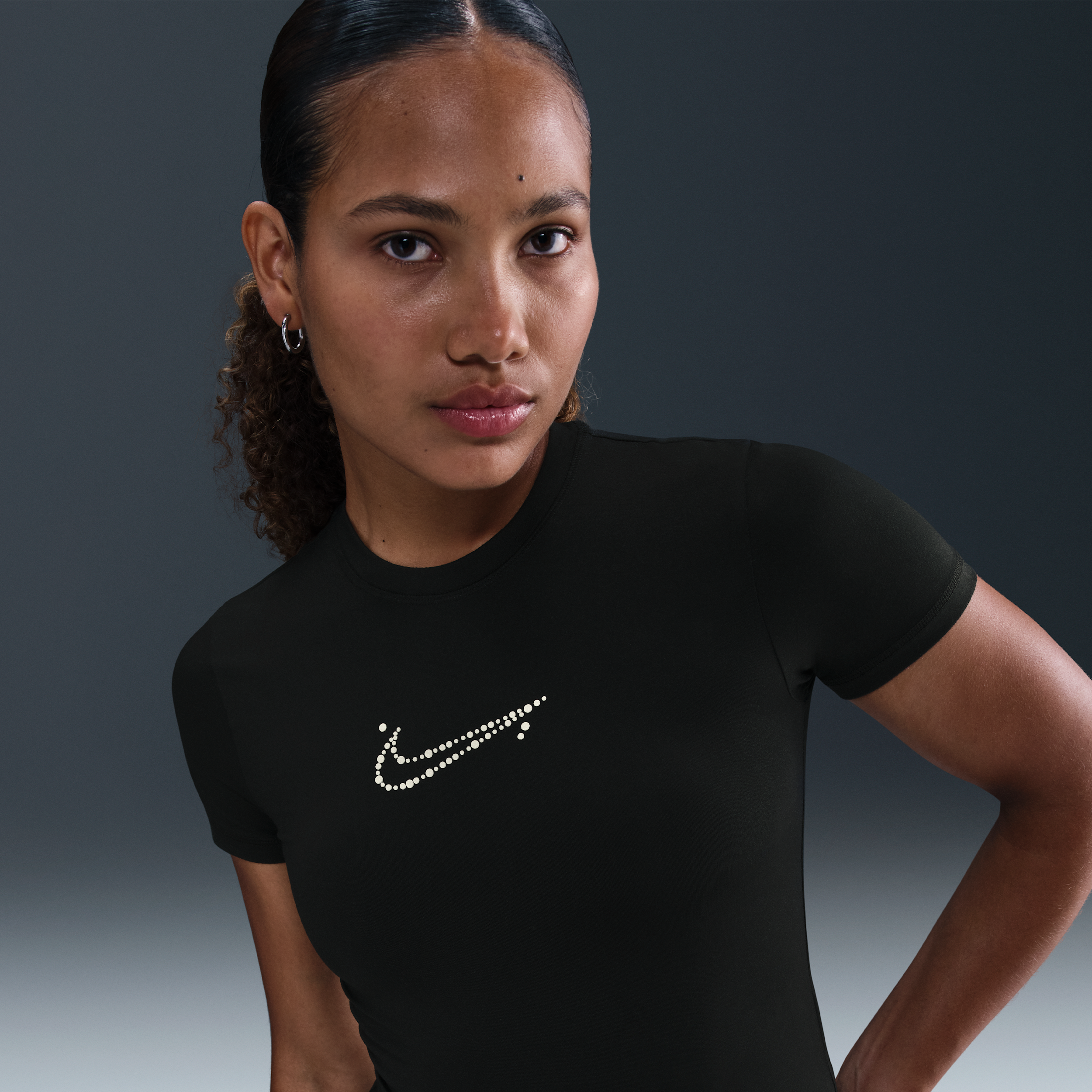 Thumbnail - Nike enges, kurz geschnittenes T-Shirt für Damen - Schwarz