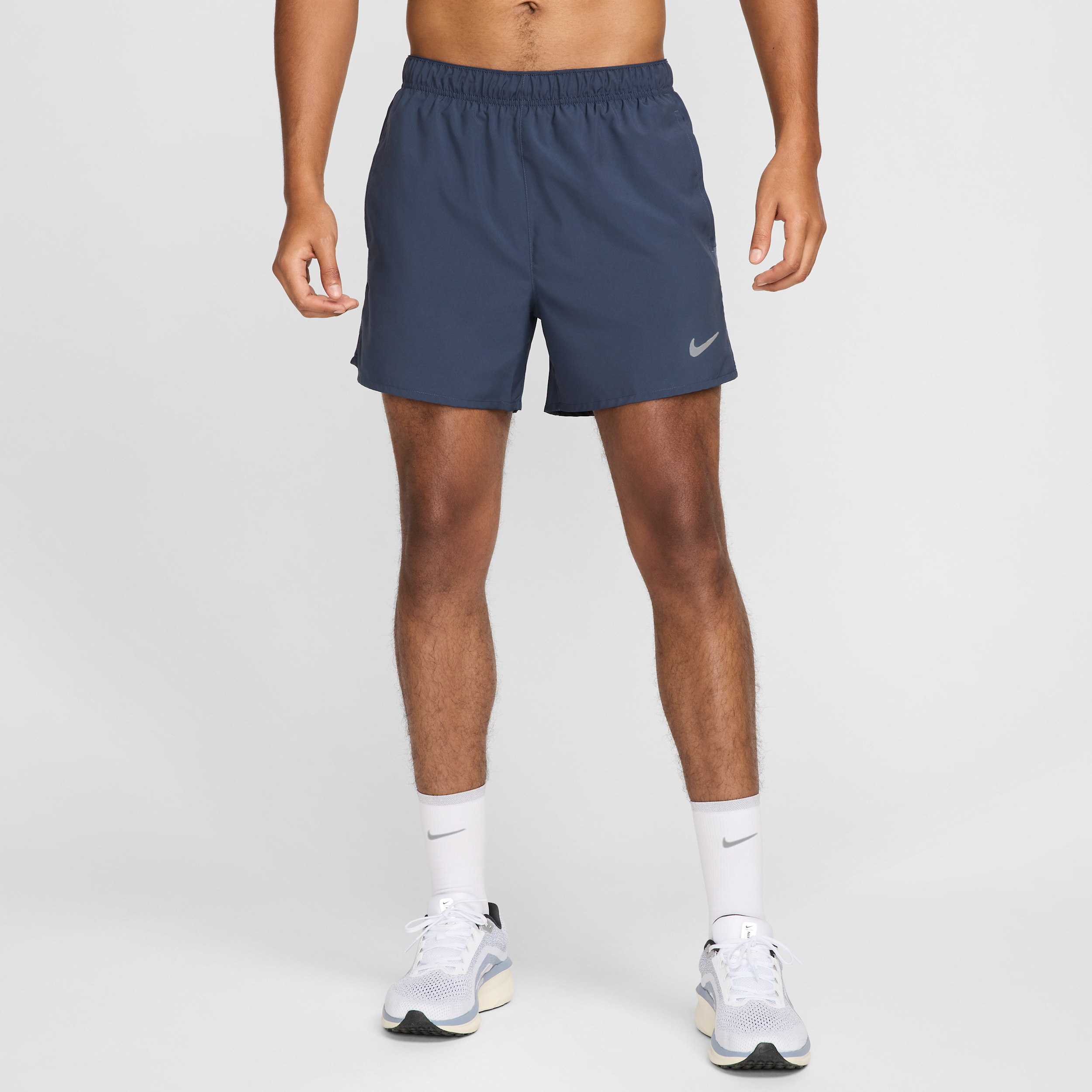 Thumbnail - Nike Challenger vielseitige 2-in-1-Shorts mit Dri-FIT-Technologie (Herren, ca. 13 cm) - Blau