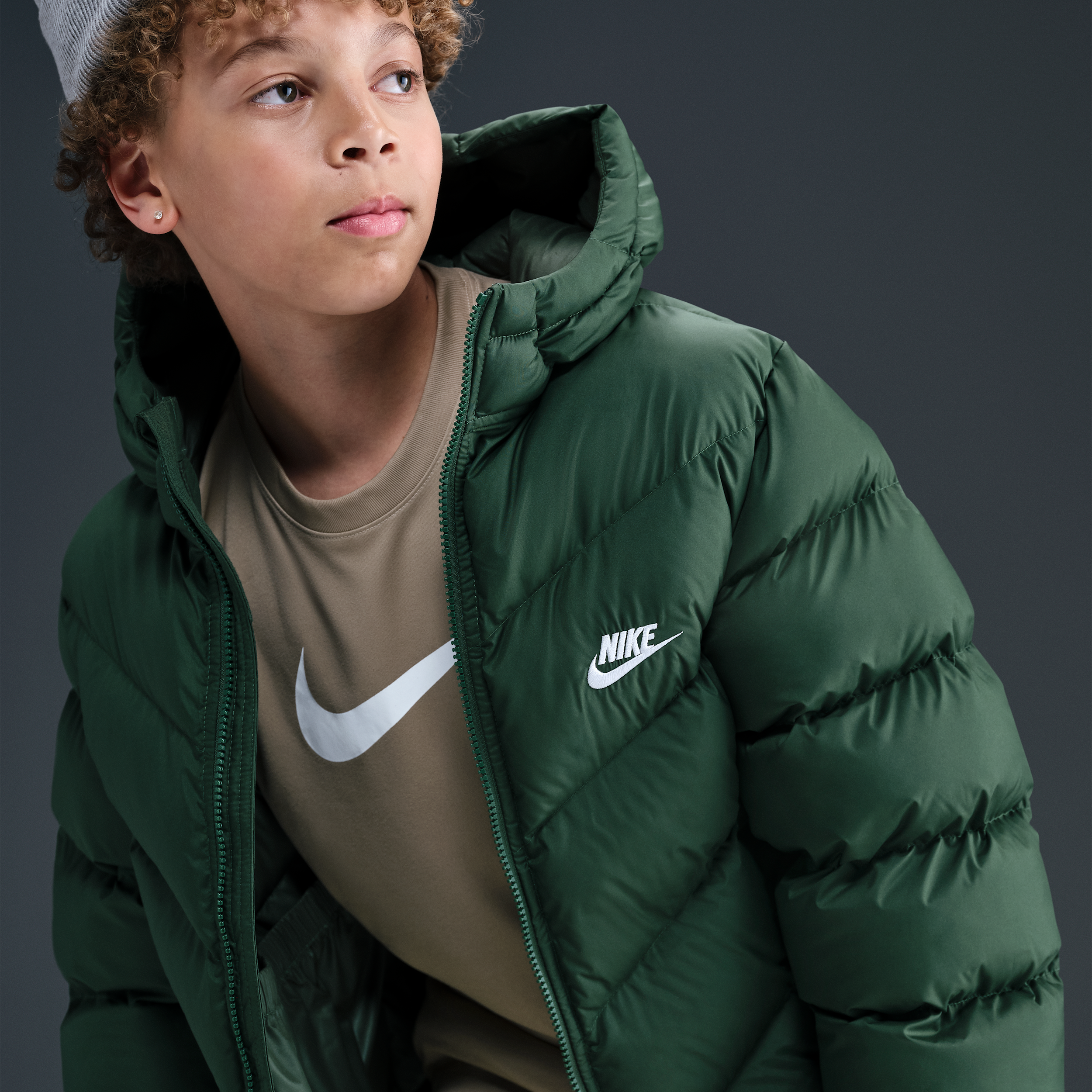 Thumbnail - Nike All Day Play Therma-FIT-Puffer-Jacke mit weiter Passform (ältere Kinder) - Grün