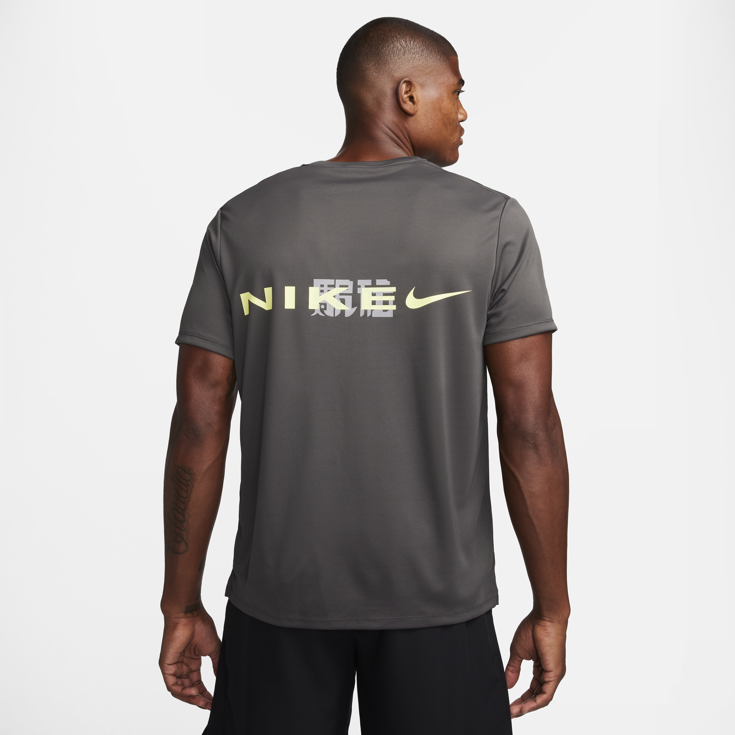 Nike Miler UV hardlooptop met korte mouwen en Dri-FIT voor heren Bruin