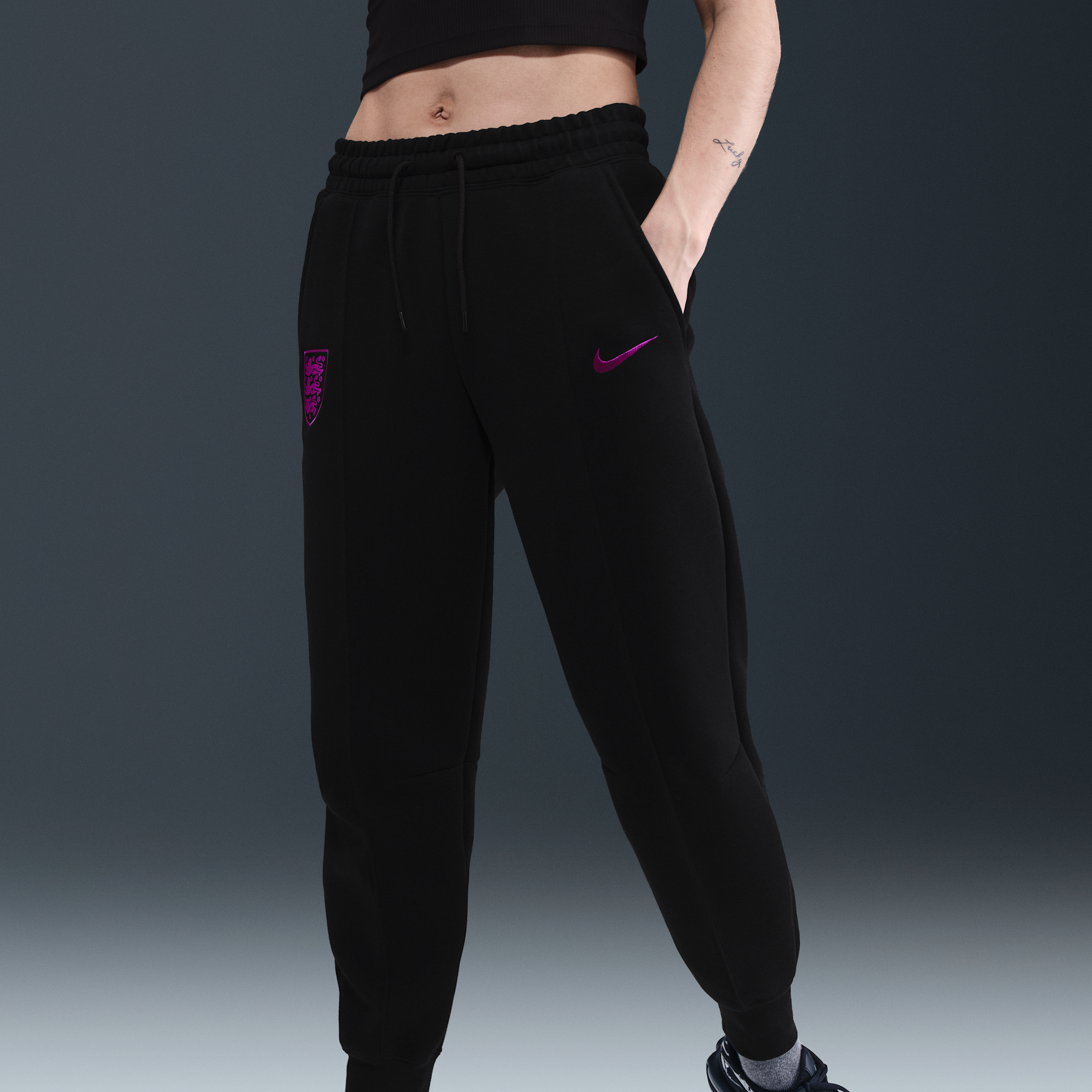 Thumbnail - England Tech Nike Fleece-Fußballjogger mit mittelhohem Bund (Damen) - Schwarz