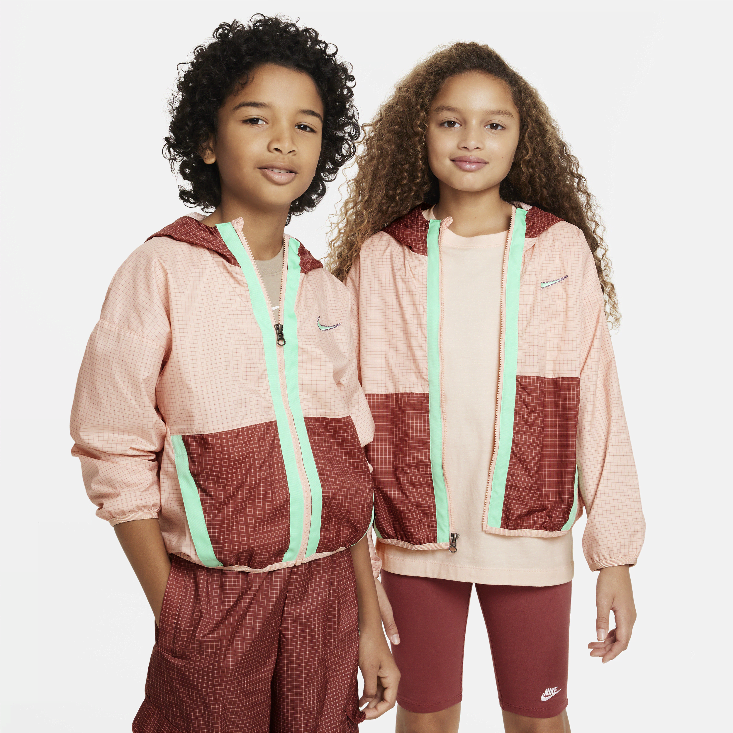 Kurtka z tkaniny o kroju oversize dla dużych dzieci Nike Outdoor Play - Różowy