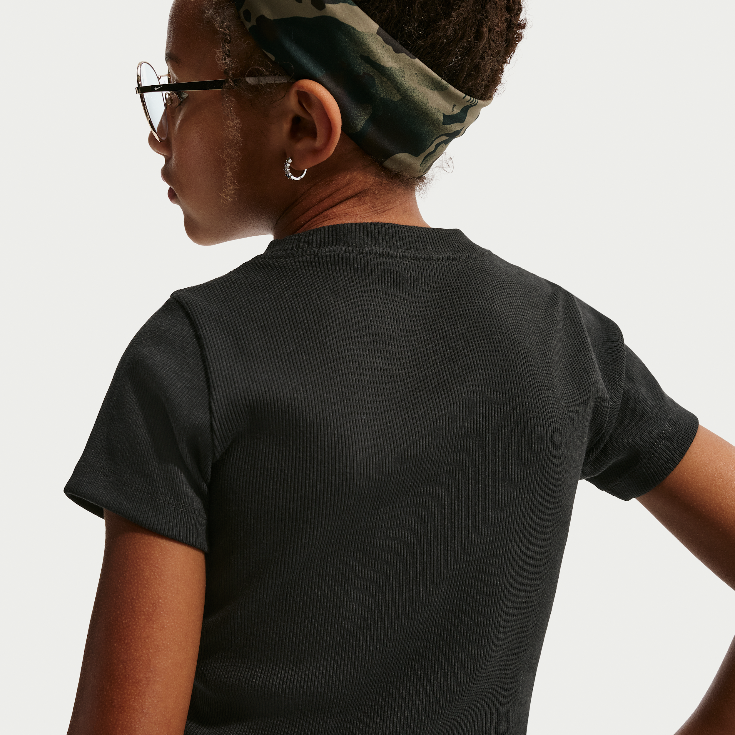 Thumbnail - Nike Kurzes, geripptes T-Shirt in schmaler Passform für ältere Kinder (Mädchen) - Schwarz