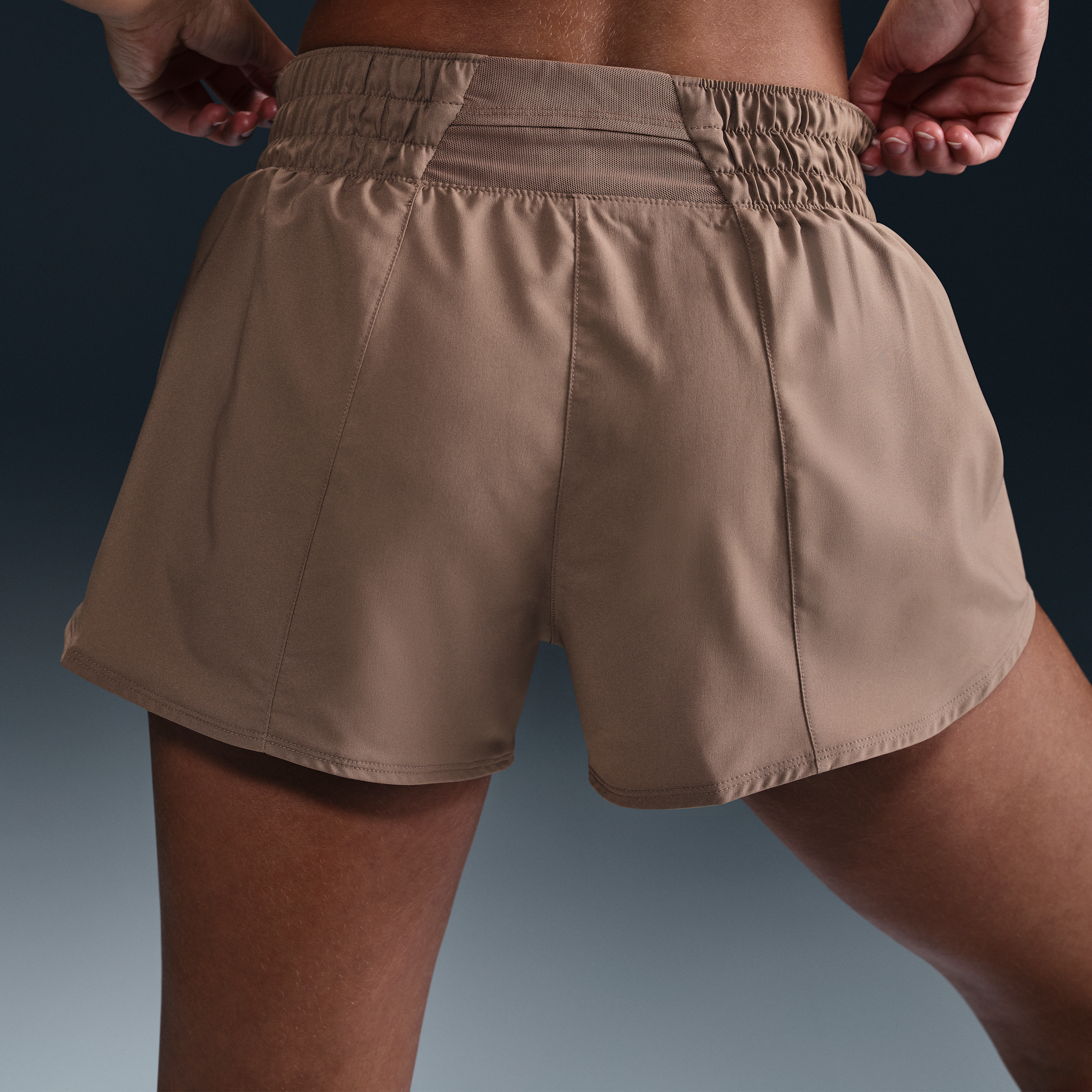 Nike One Dri-FIT damesshorts met halfhoge taille en binnenbroekje (8 cm) Bruin
