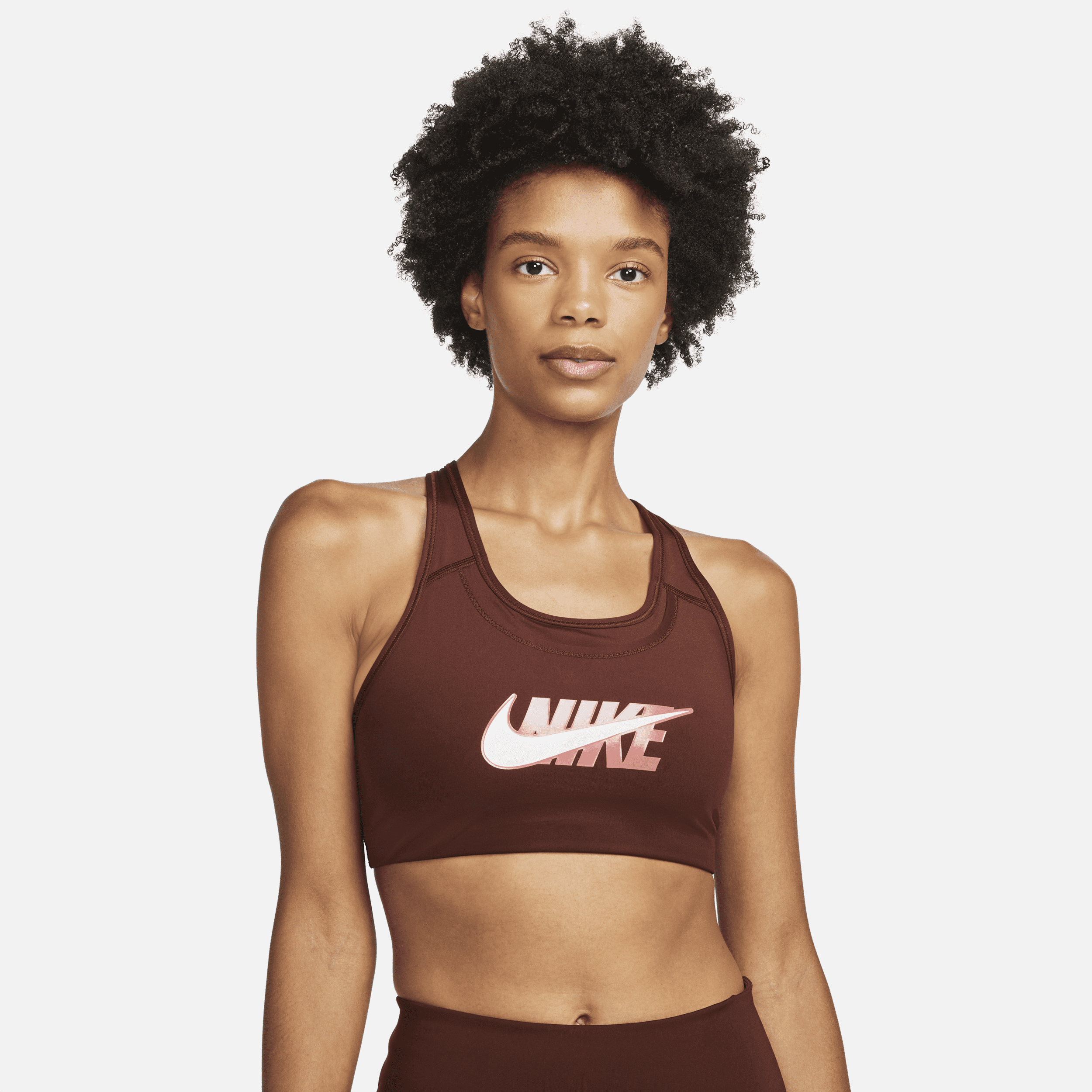 Damski stanik sportowy z miękkimi miseczkami, grafiką i średnim wsparciem Nike Swoosh Icon Clash - Brązowy