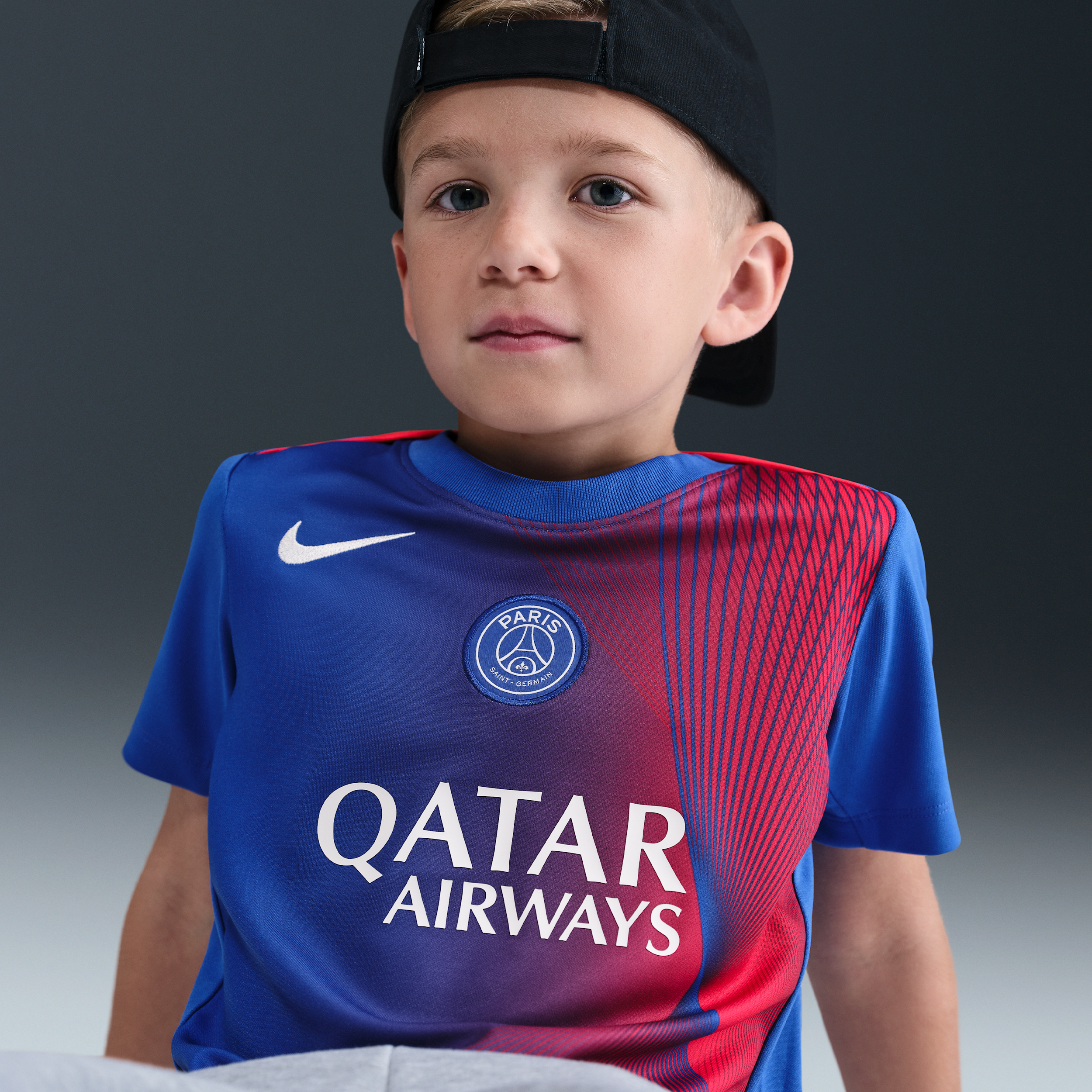 Thumbnail - Paris Saint-Germain Academy Pro Third Nike Dri-FIT Total 90 kurzärmeliges Pre-Match-Fußballoberteil (jüngere Kinder) - B...