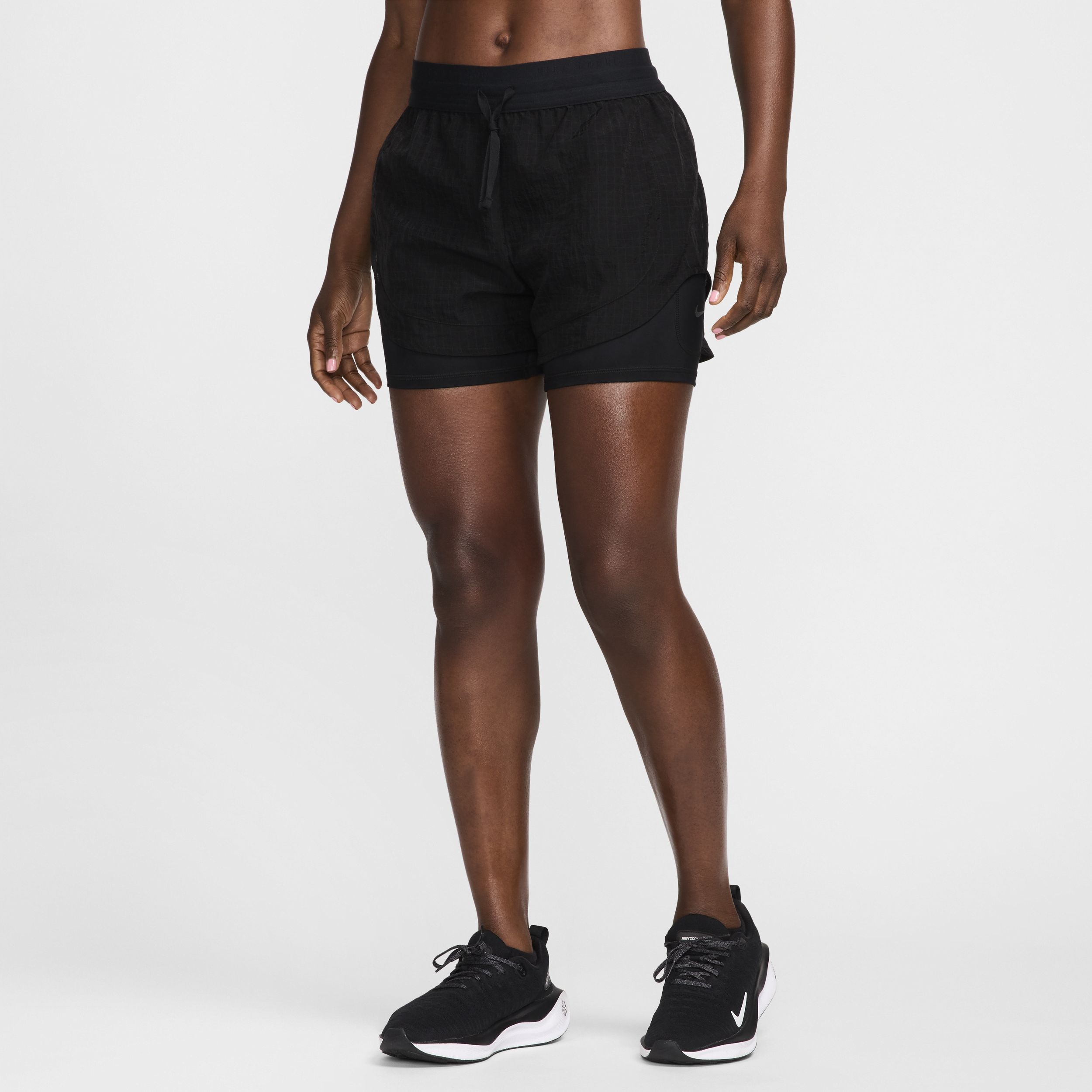 Nike Running Division Dri-FIT 2-in-1 hardloopshorts met halfhoge taille voor dames (8 cm) Zwart
