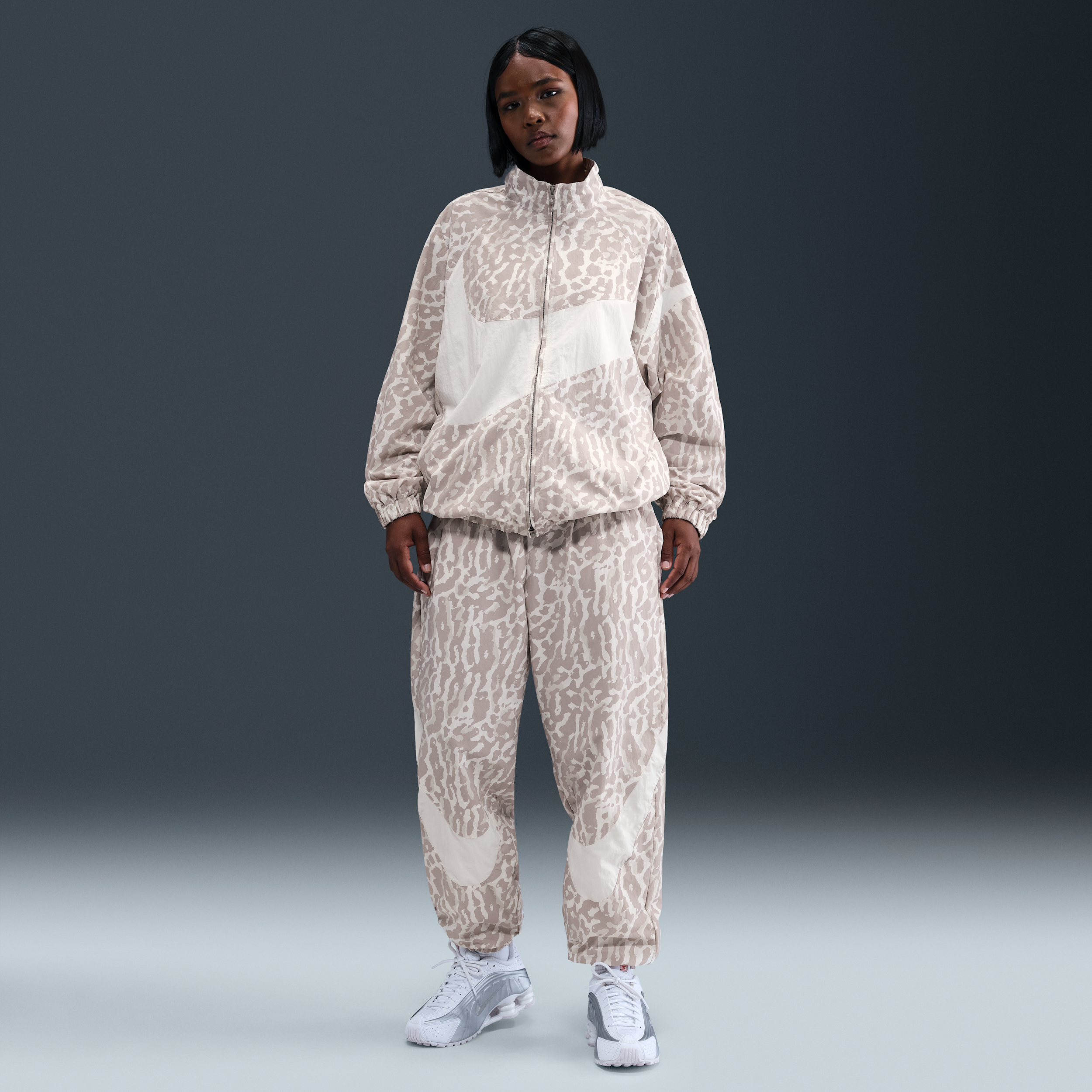 Thumbnail - Nike Webhose mit Print für Damen - Grau