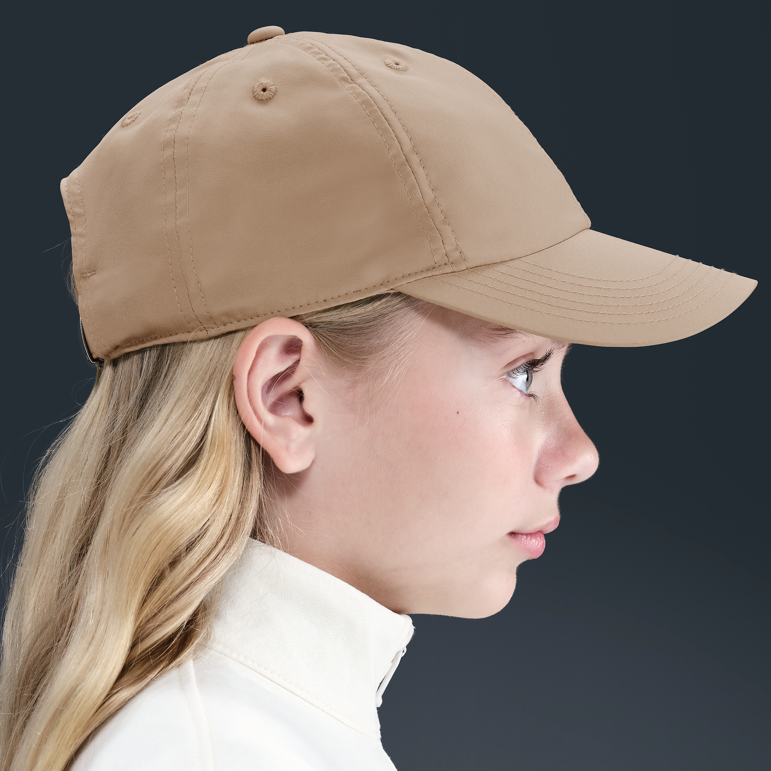 Thumbnail - Nike Dri-FIT Club unstrukturierte Metall-Swoosh-Cap für Kinder - Braun