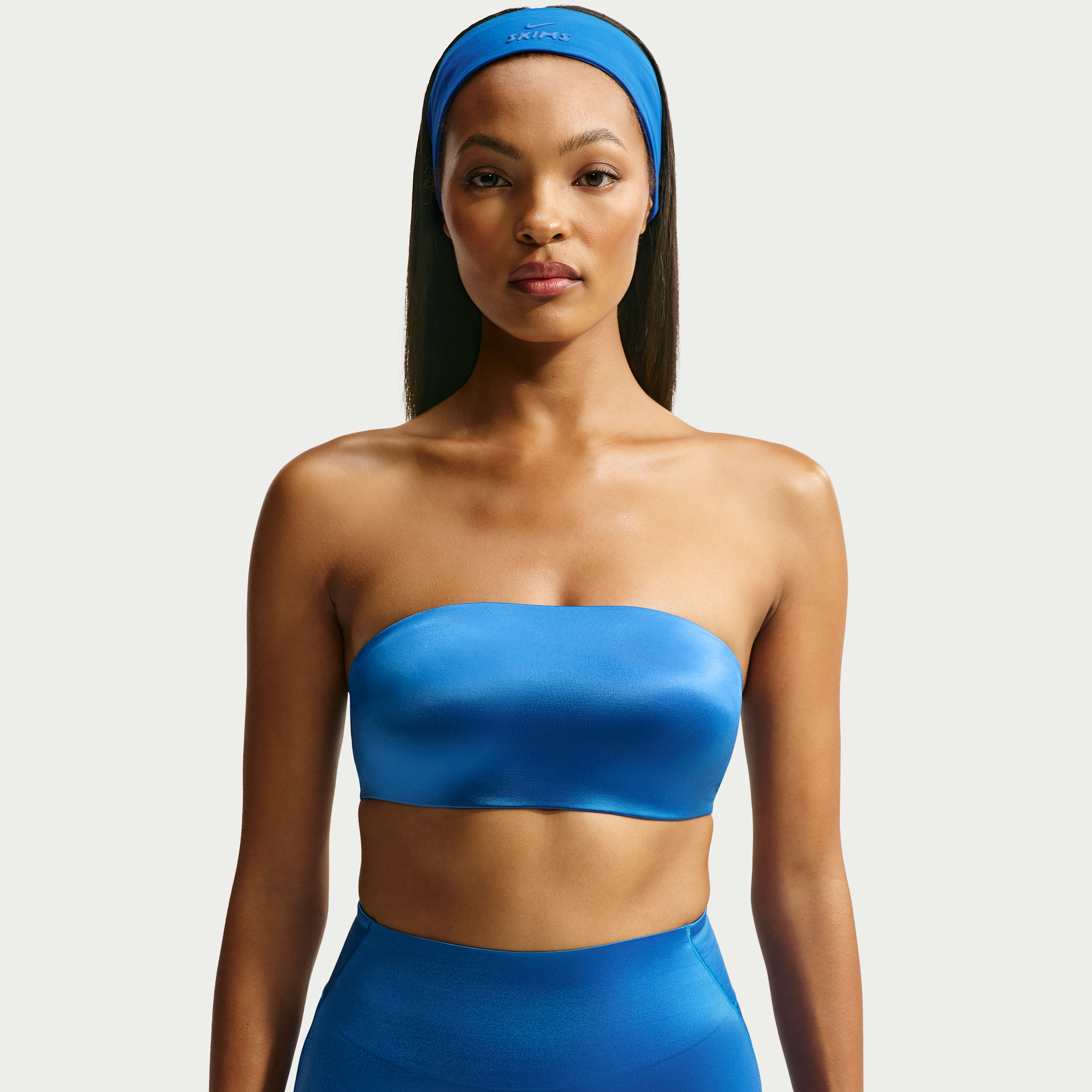Vendbar NikeSKIMS Satin Shine Bandeau-bh til kvinder - blå