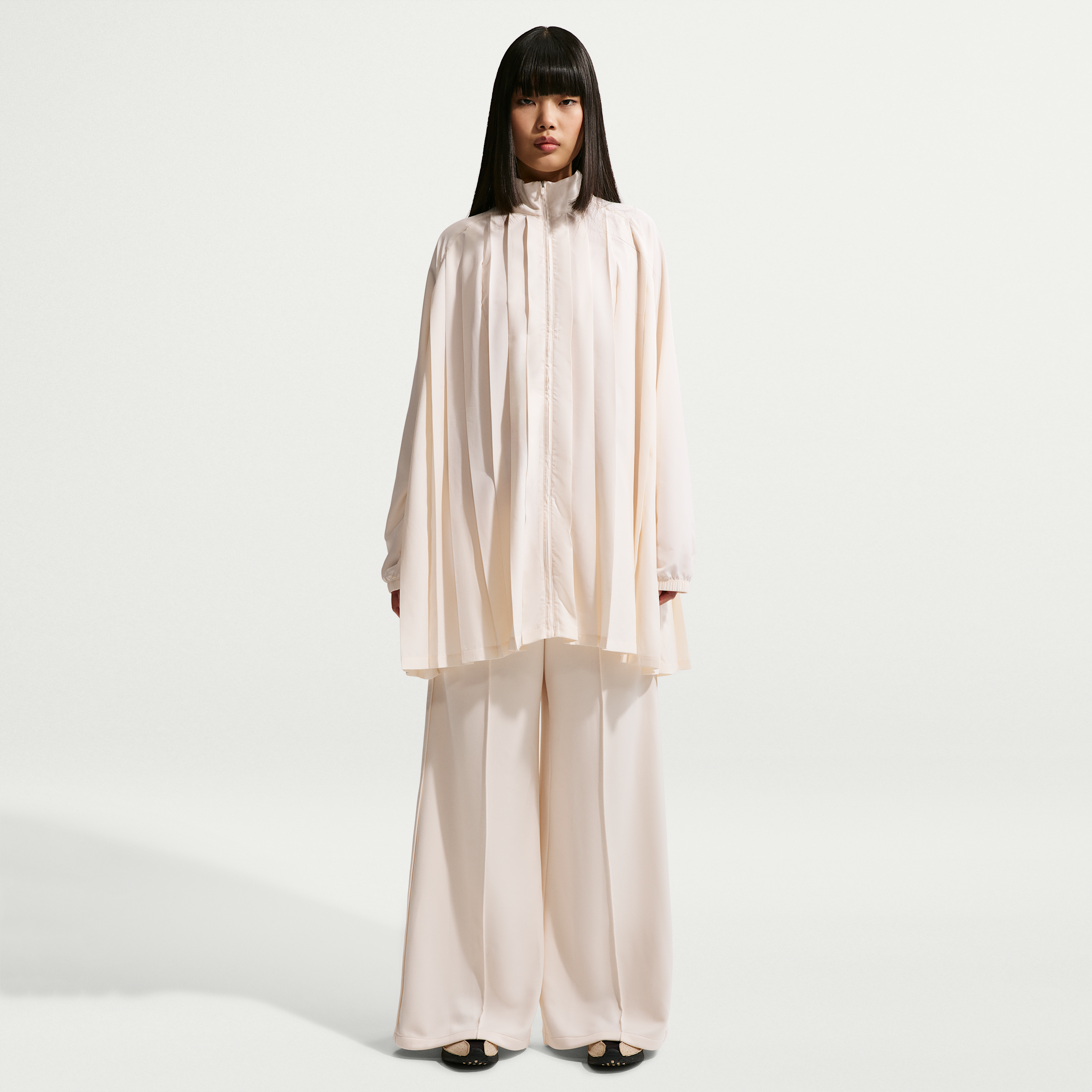 Oversized, langærmet Nike -minikjole med plisser til kvinder - hvid