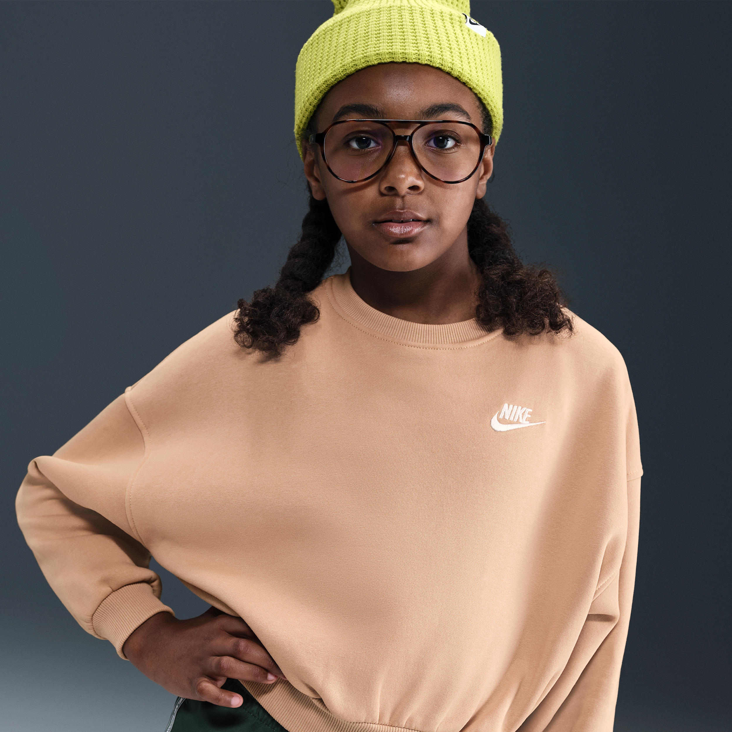 Nike Club Fleece sweatshirt met ronde hals en recht design voor meisjes - Bruin