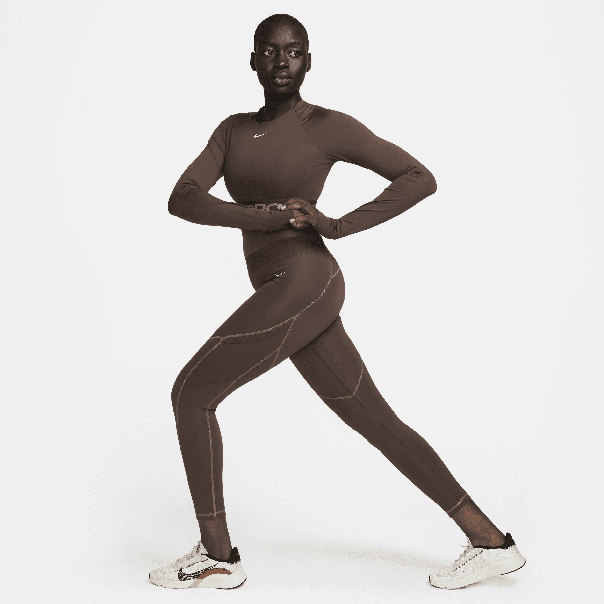 Nike Pro 7 8-legging met halfhoge taille en zakken voor dames Bruin
