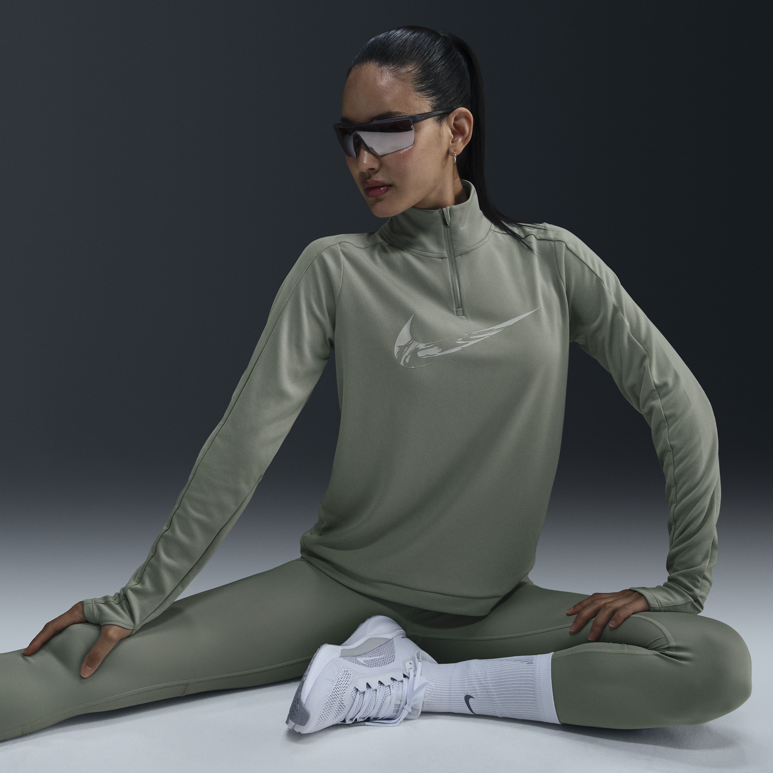 Vêtement deuxième couche de running Dri-FIT à 1/4 de zip Nike Swoosh pour femme - Vert