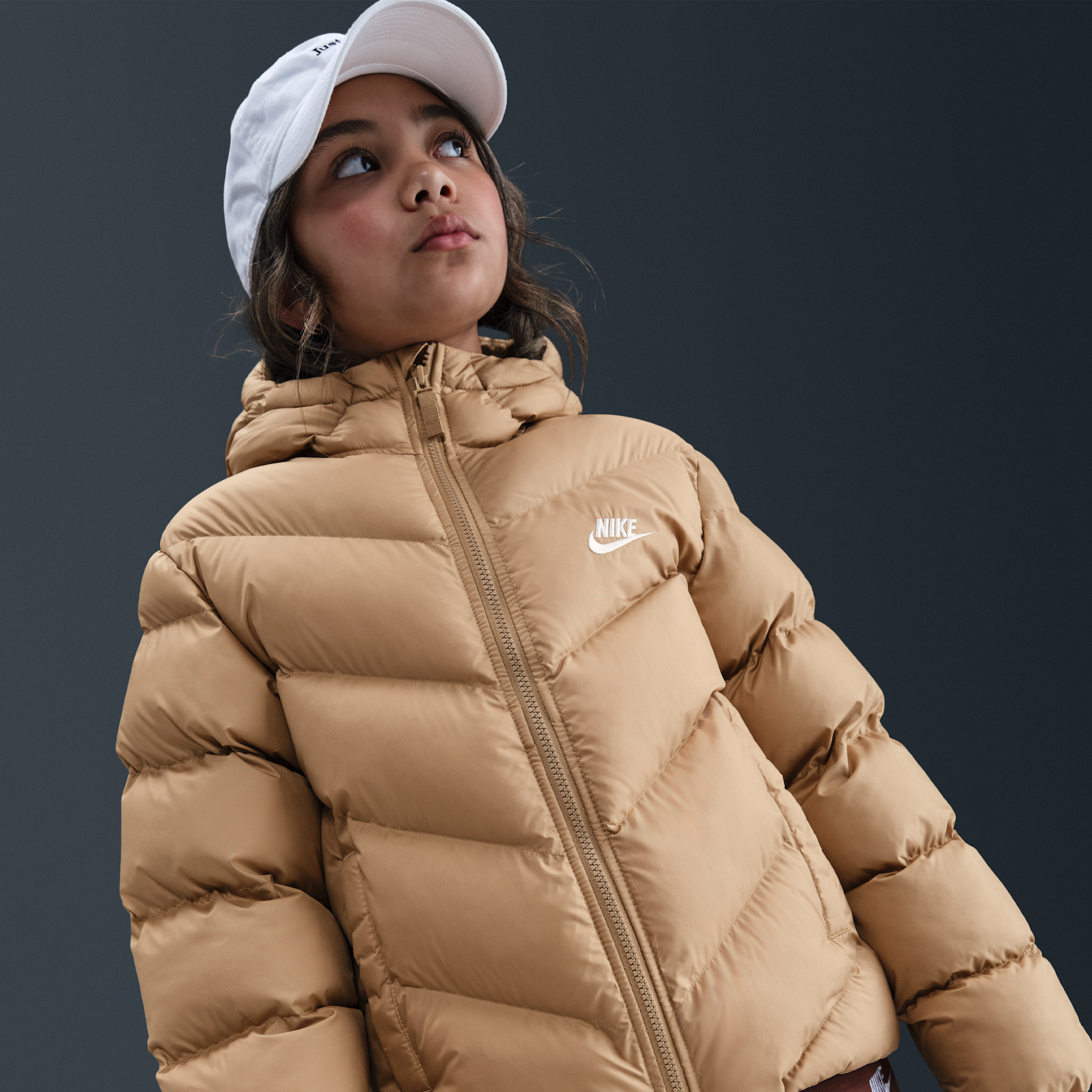 Thumbnail - Nike All Day Play Therma-FIT-Puffer-Jacke mit weiter Passform (ältere Kinder) - Braun