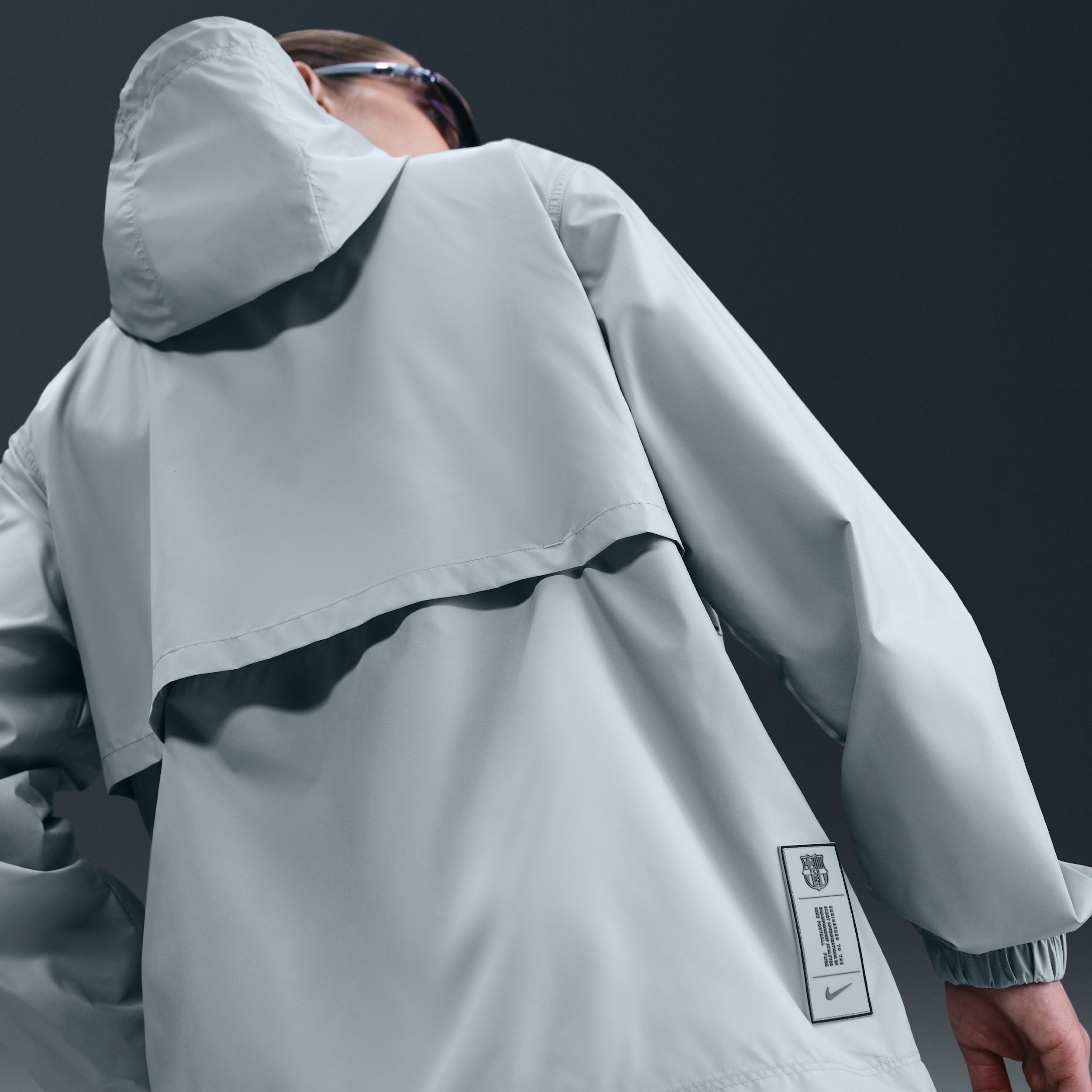 Thumbnail - FC Barcelona Essential Repel Nike Football Webjacke mit Kapuze (Damen) - Grau