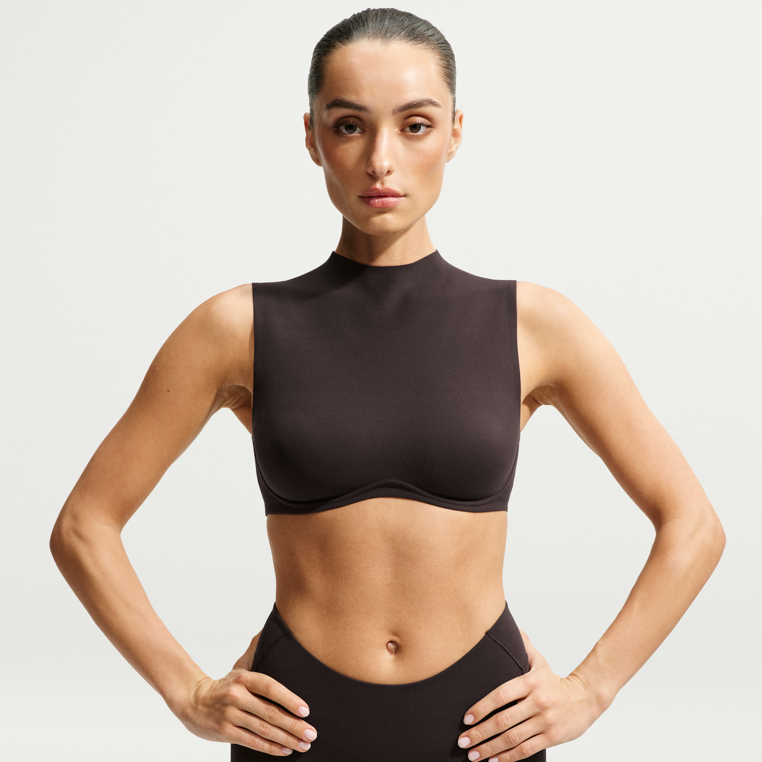 NikeSKIMS Studio Stretch-sports-bh med let støtte og mock-halsudskæring til kvinder - brun