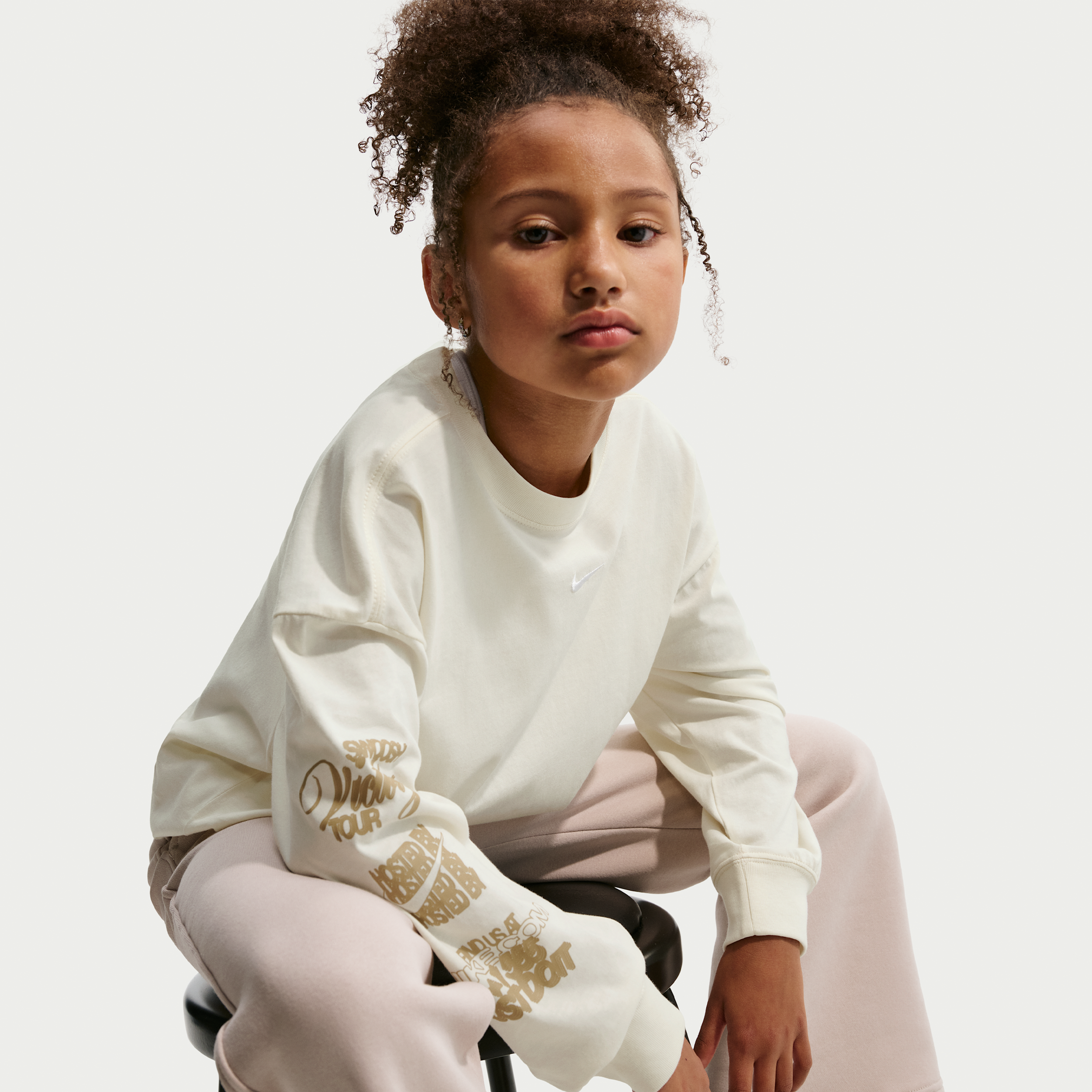 Thumbnail - Nike extragroßes Langarm-T-Shirt für ältere Kinder (Mädchen) - Braun