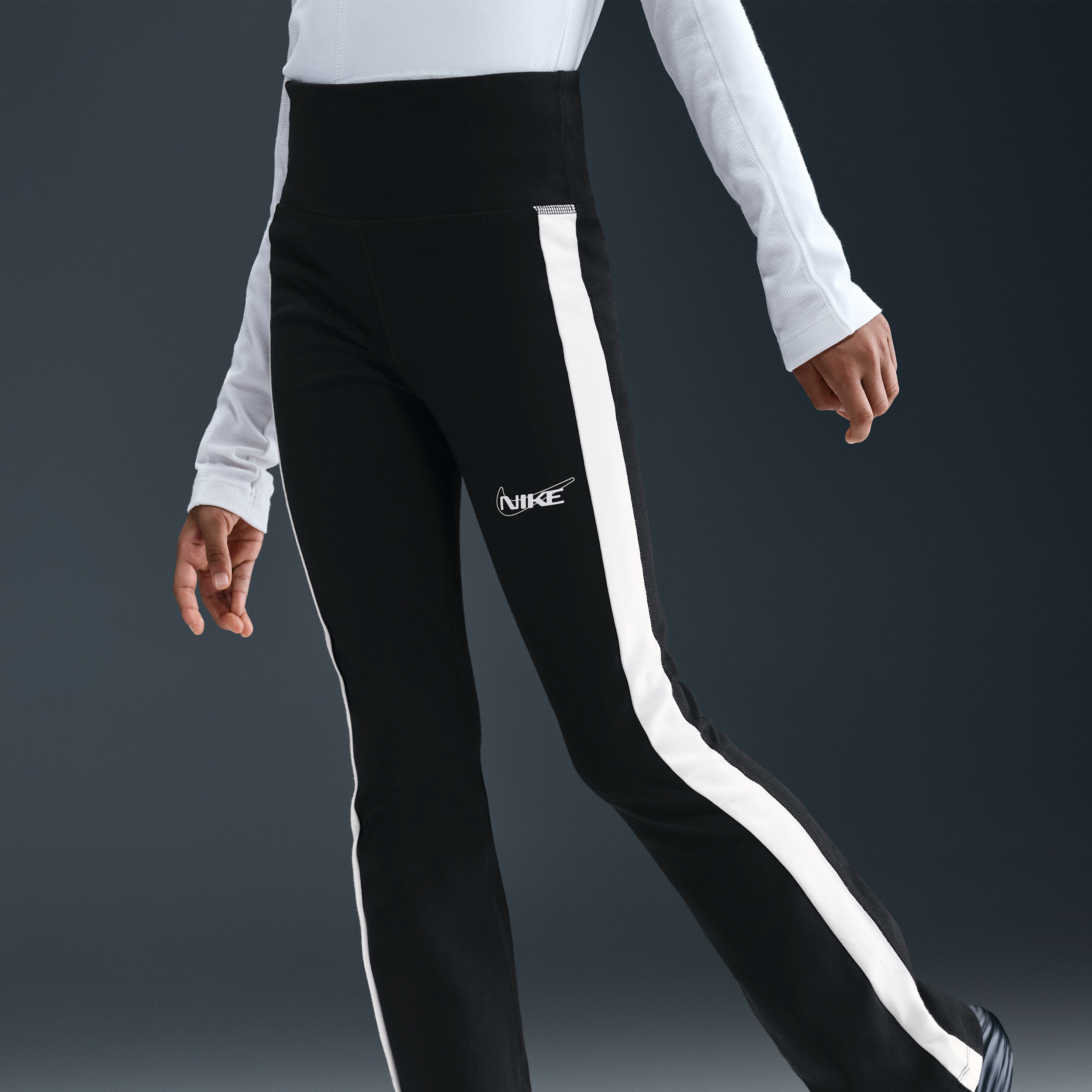 Thumbnail - Nike klassische Flare-Leggings für ältere Kinder (Mädchen) - Schwarz