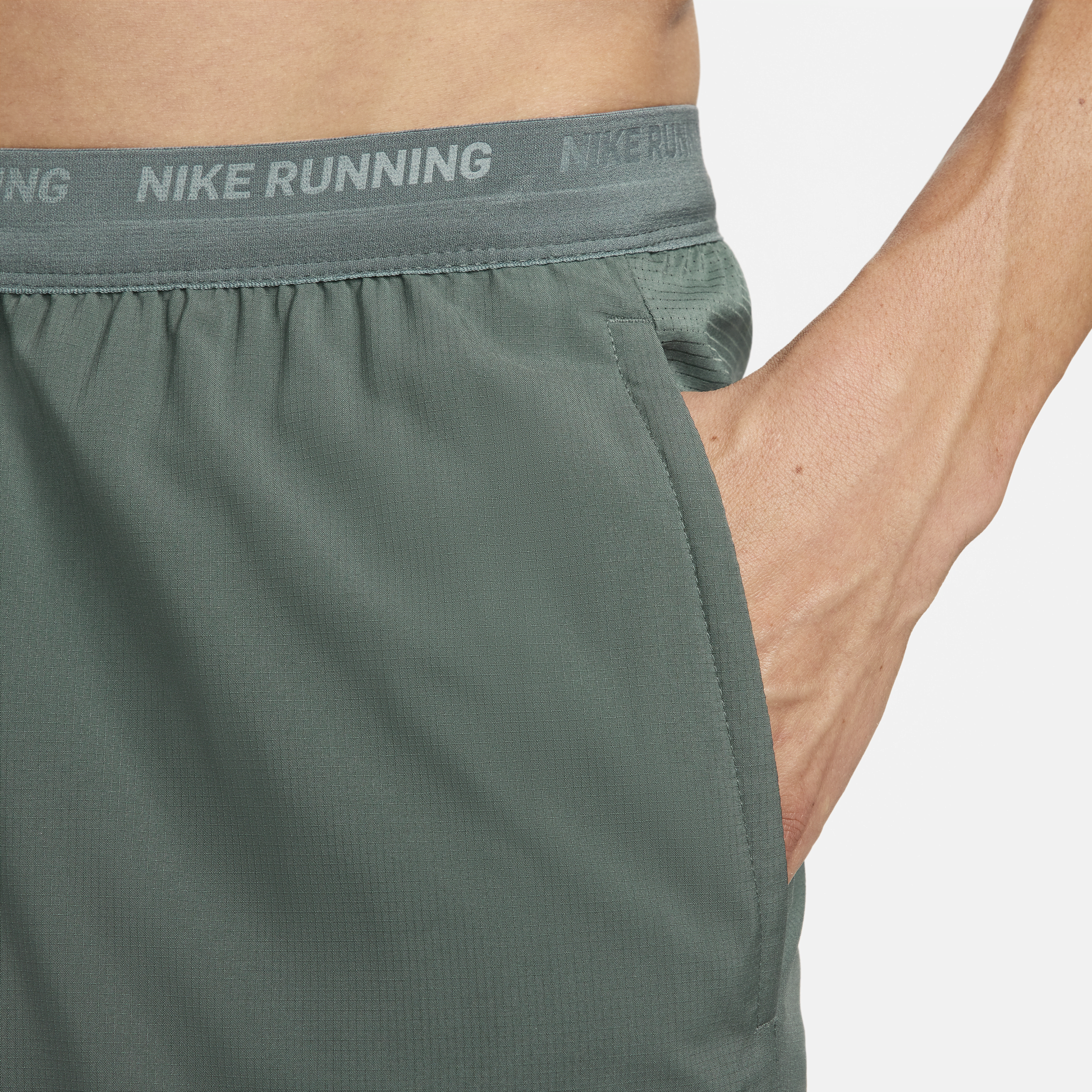 Nike Stride Dri-FIT 2-in-1 hardloopshorts voor heren (18 cm) Groen