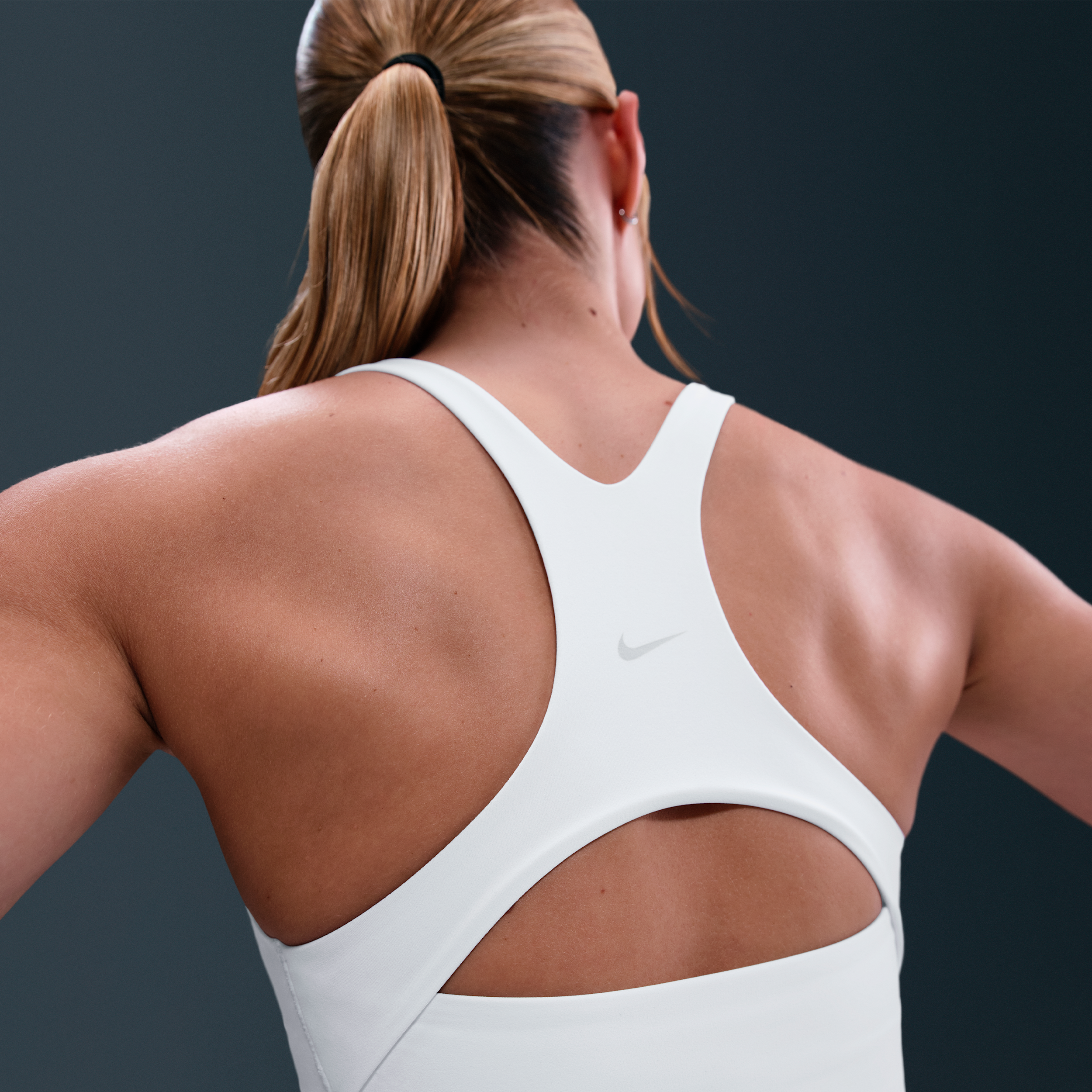 Nike Zenvy-sports-bh-tank med let støtte til kvinder - hvid