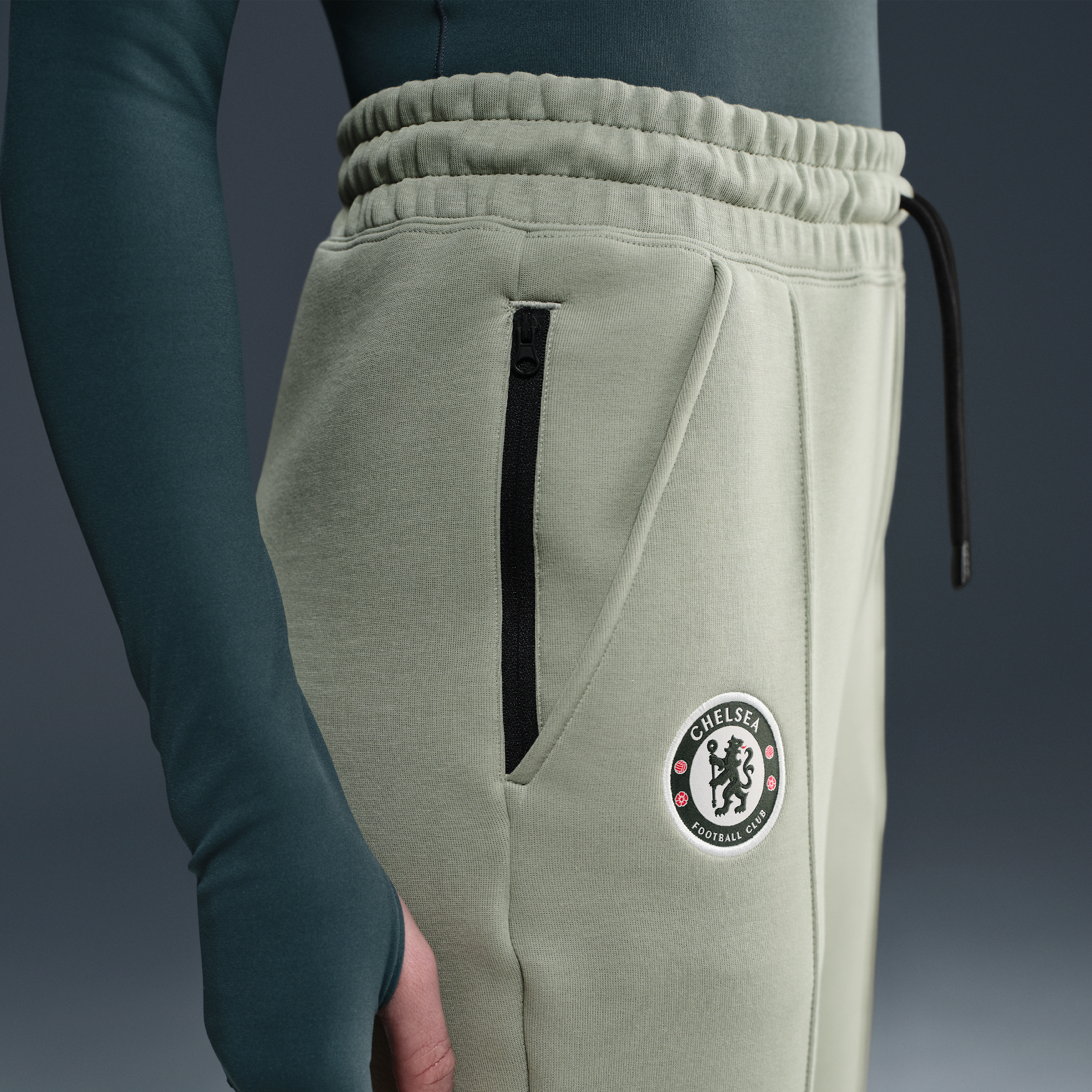 Thumbnail - FC Chelsea Tech Nike Football Fleece-Jogger mit mittelhohem Bund (Damen) - Grün