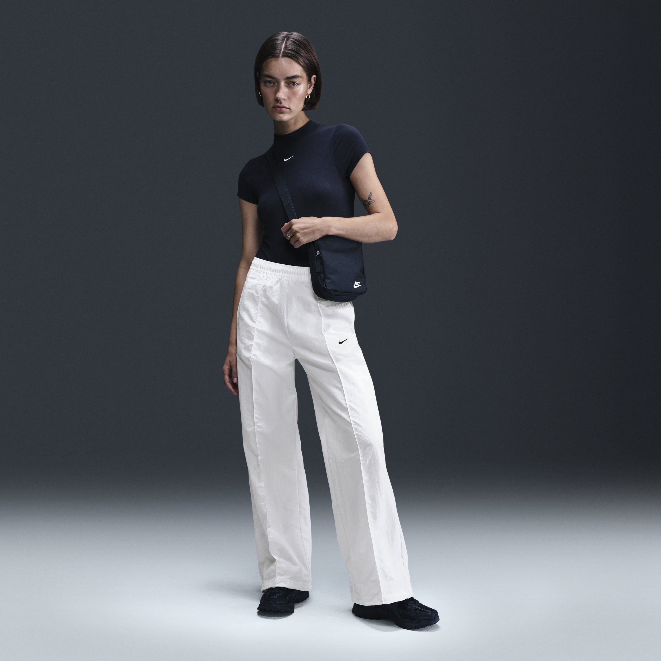 Pantalon taille mi-haute à ourlet ouvert Nike Sportswear Everything Wovens pour femme - Blanc