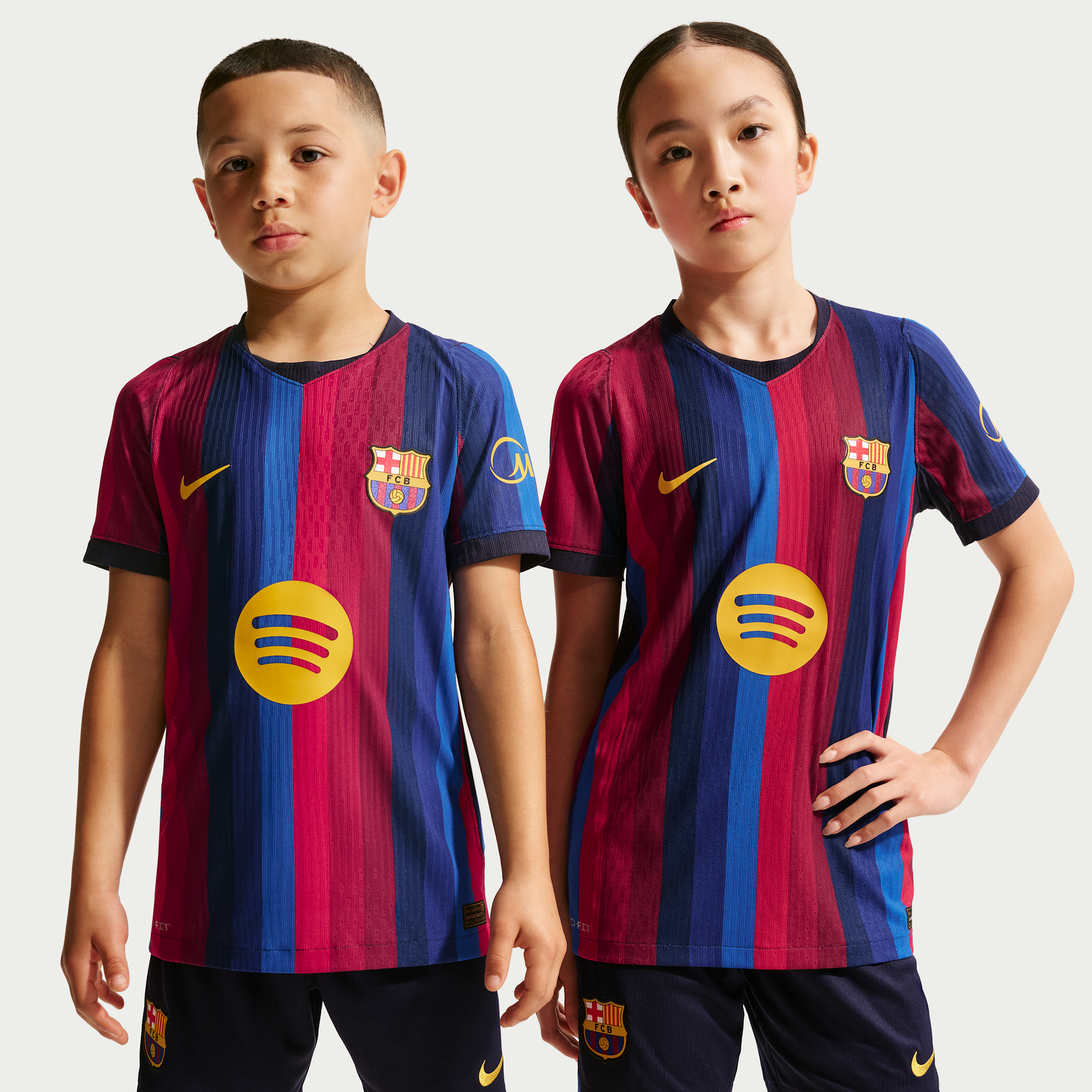 FC Barcelona 2026/27 Match Home Nike Aero-FIT Authentic-fodboldtrøje til større børn - rød