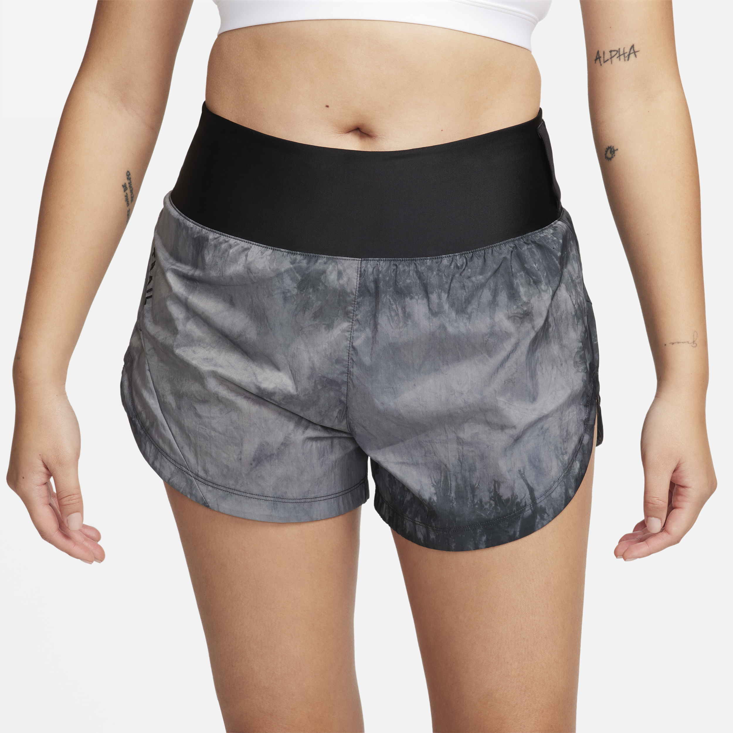 Nike Trail Repel hardloopshorts met halfhoge taille en binnenbroekje voor dames (8 cm) Zwart