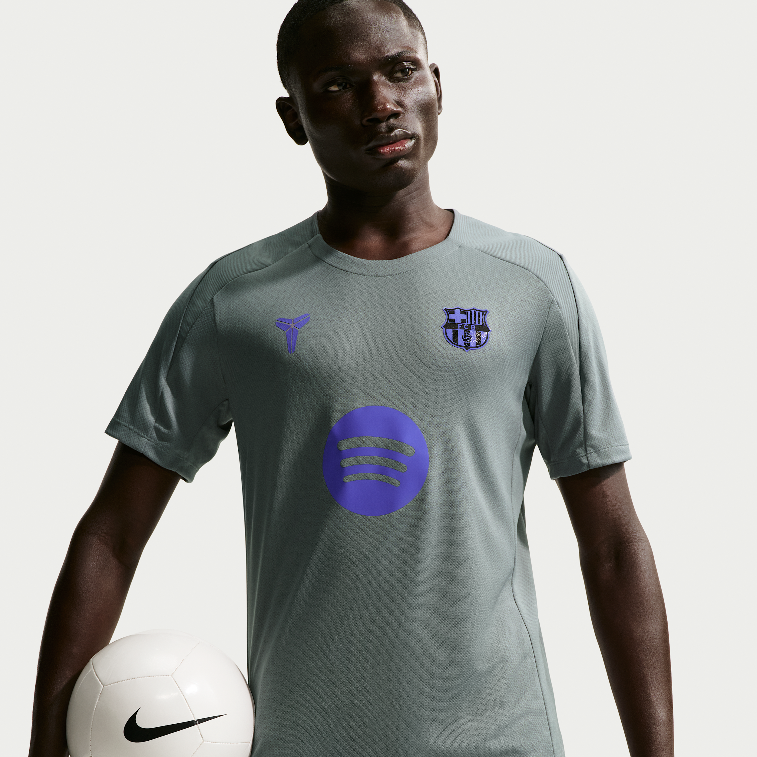 Nike FC Barcelona Strike Uit Kobe Dri-FIT voetbalshirt met korte mouwen voor heren - Grijs