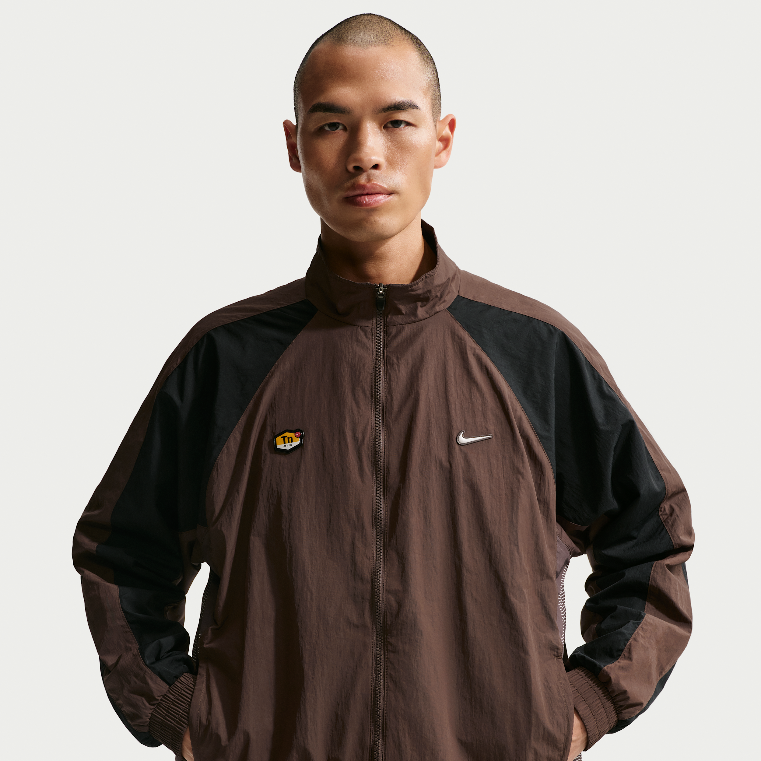 Thumbnail - Nike Tuned Air gewebtes Track-Oberteil (Herren) - Braun