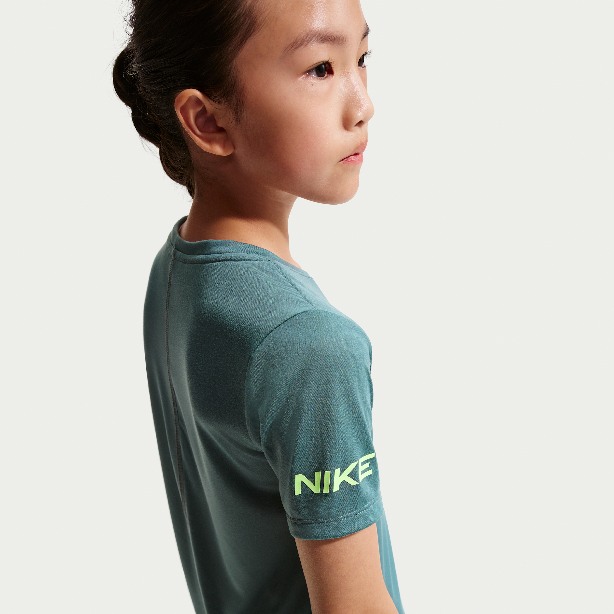 Thumbnail - Nike Pro Dri-FIT Kurzarm-Trainingsoberteil (ältere Kinder, Mädchen) - Grau