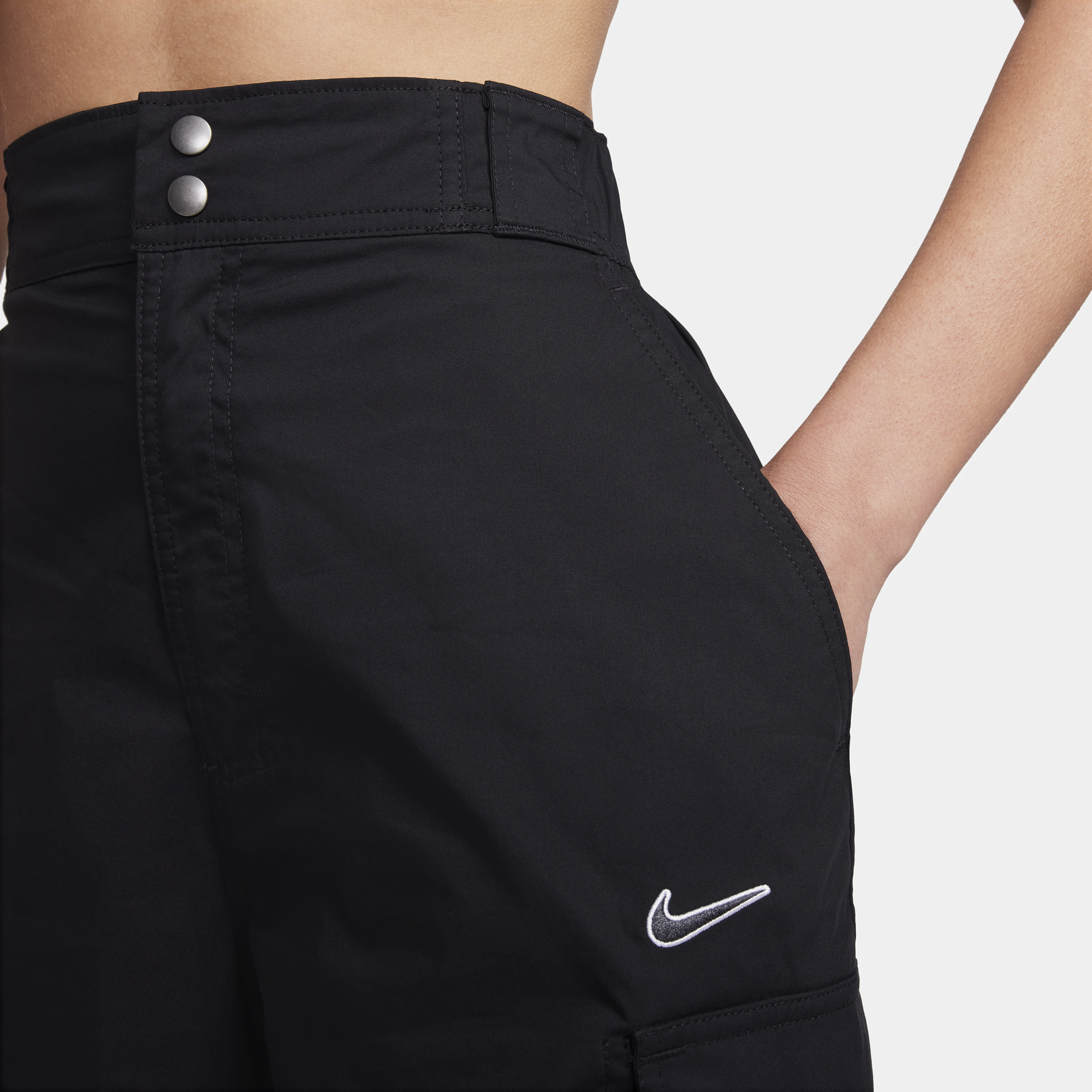 Nike Sportswear ruimvallende geweven cargobroek voor dames met hoge taille Zwart