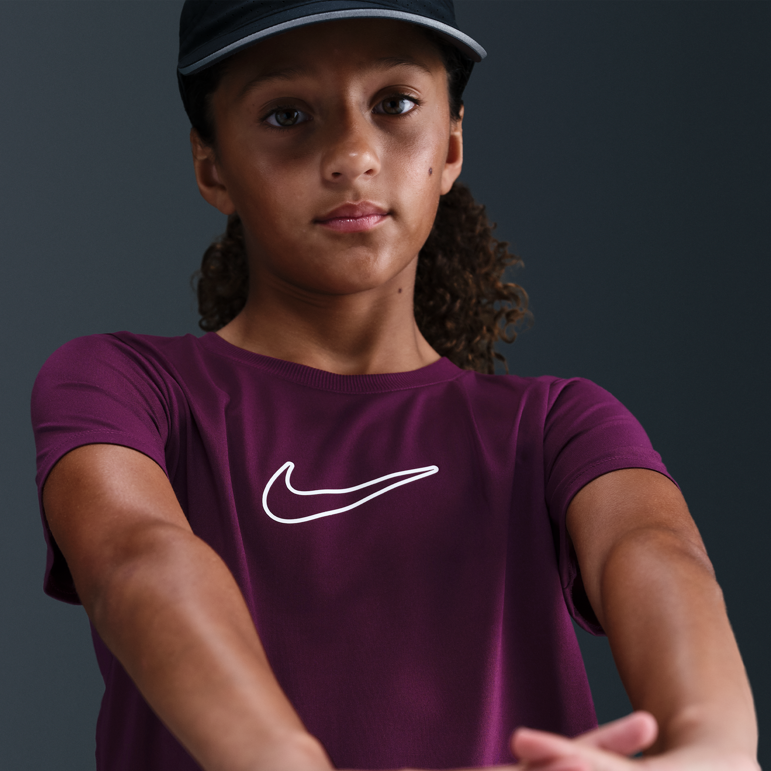 Thumbnail - Nike One Fitted Dri-FIT-Kurzarmshirt (Mädchen) - Rot
