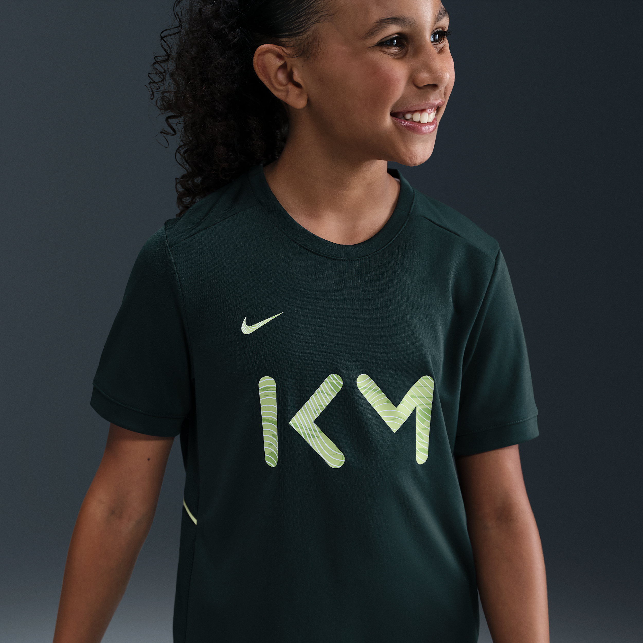 Thumbnail - Kylian Mbappé Academy Nike Dri-FIT Fußball-Top mit kurzen Ärmeln (ältere Kinder) - Grün