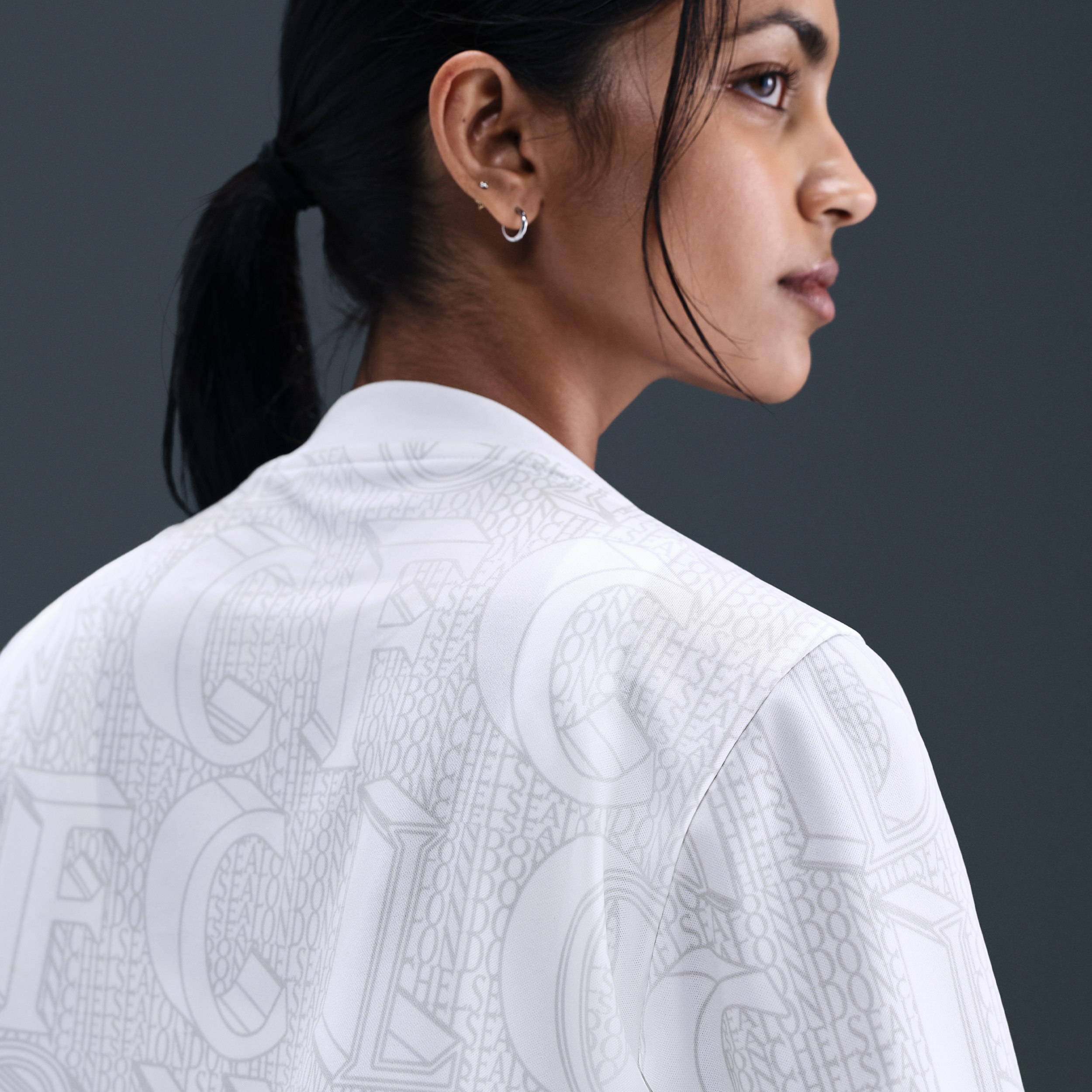 Thumbnail - FC Chelsea Academy Pro Nike Dri-FIT Pre-Match-Fußballoberteil (Damen) - Weiß