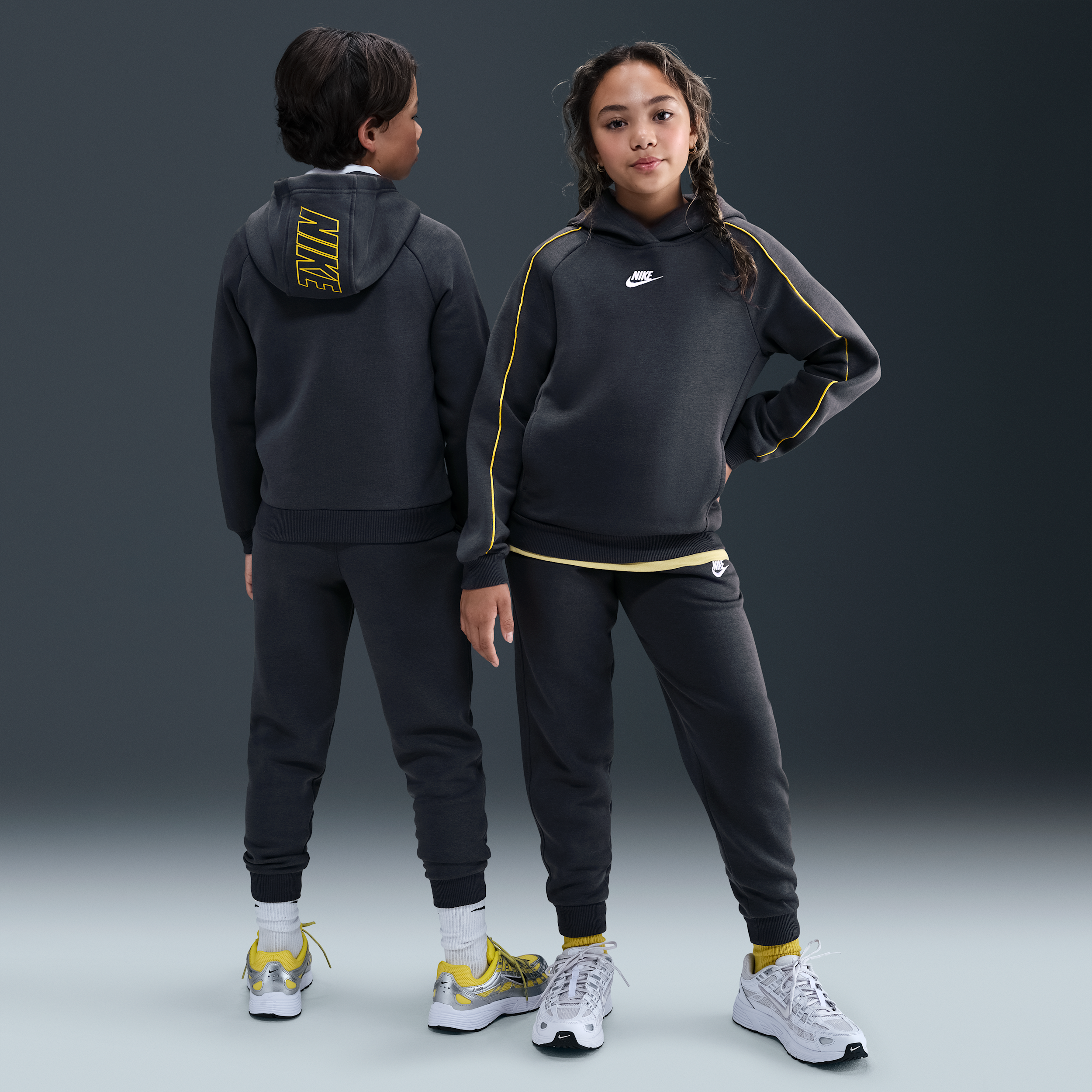 Nike Sportswear Club Fleece trainingspak met capuchon voor kids Grijs