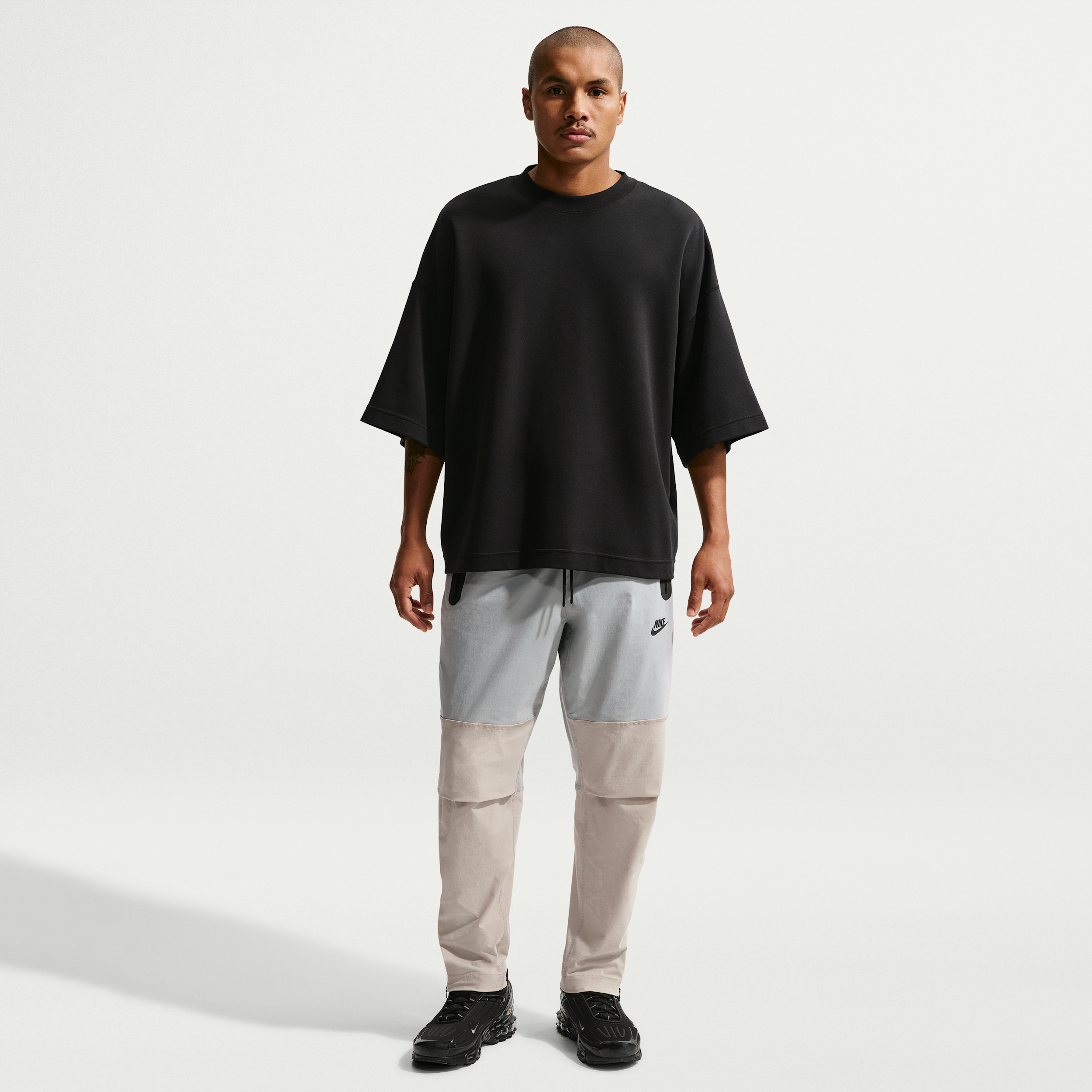 Pantaloni in tessuto Nike Tech – Uomo - Grigio