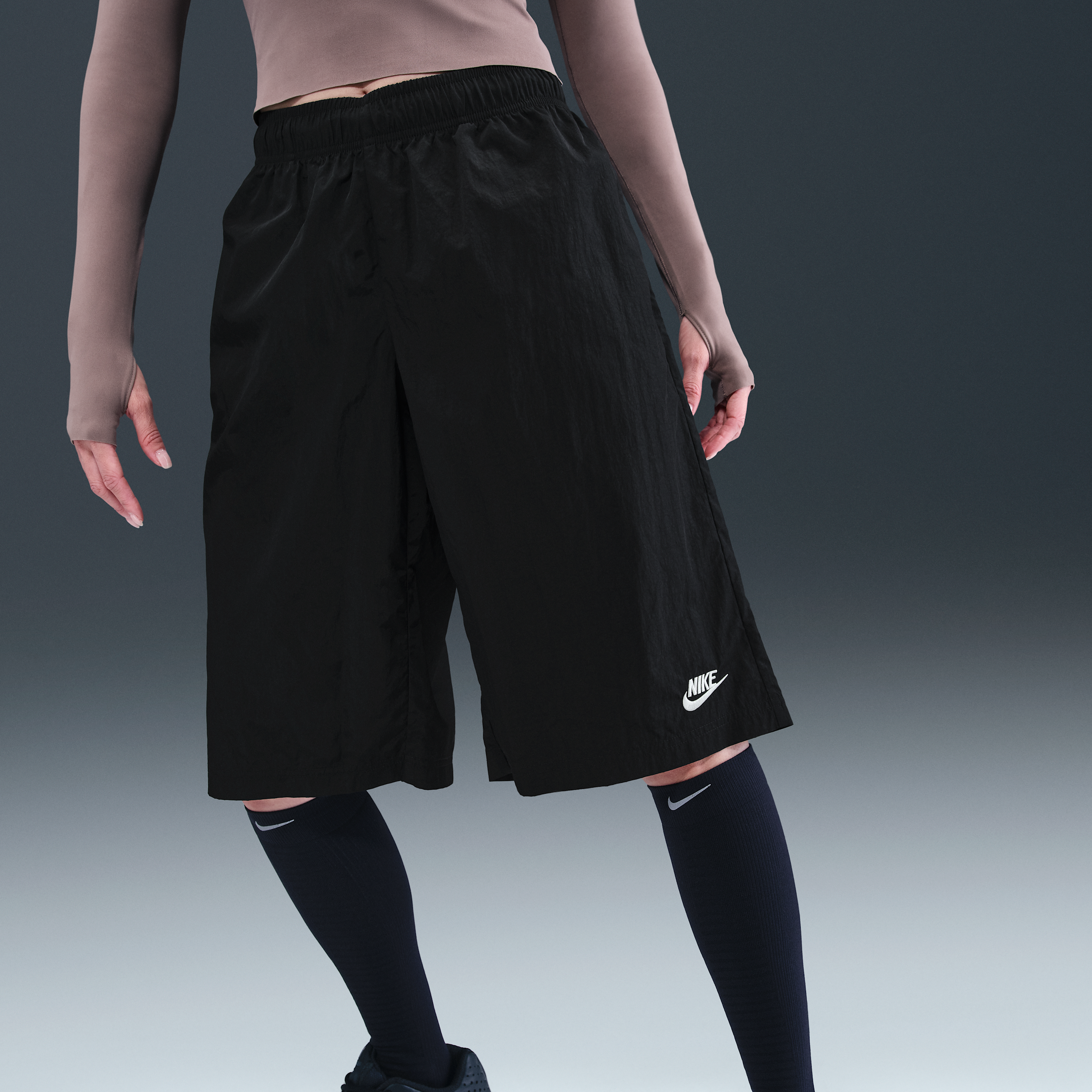 Nike Sportswear ruimvallende damesshorts met halfhoge taille op knielengte Zwart