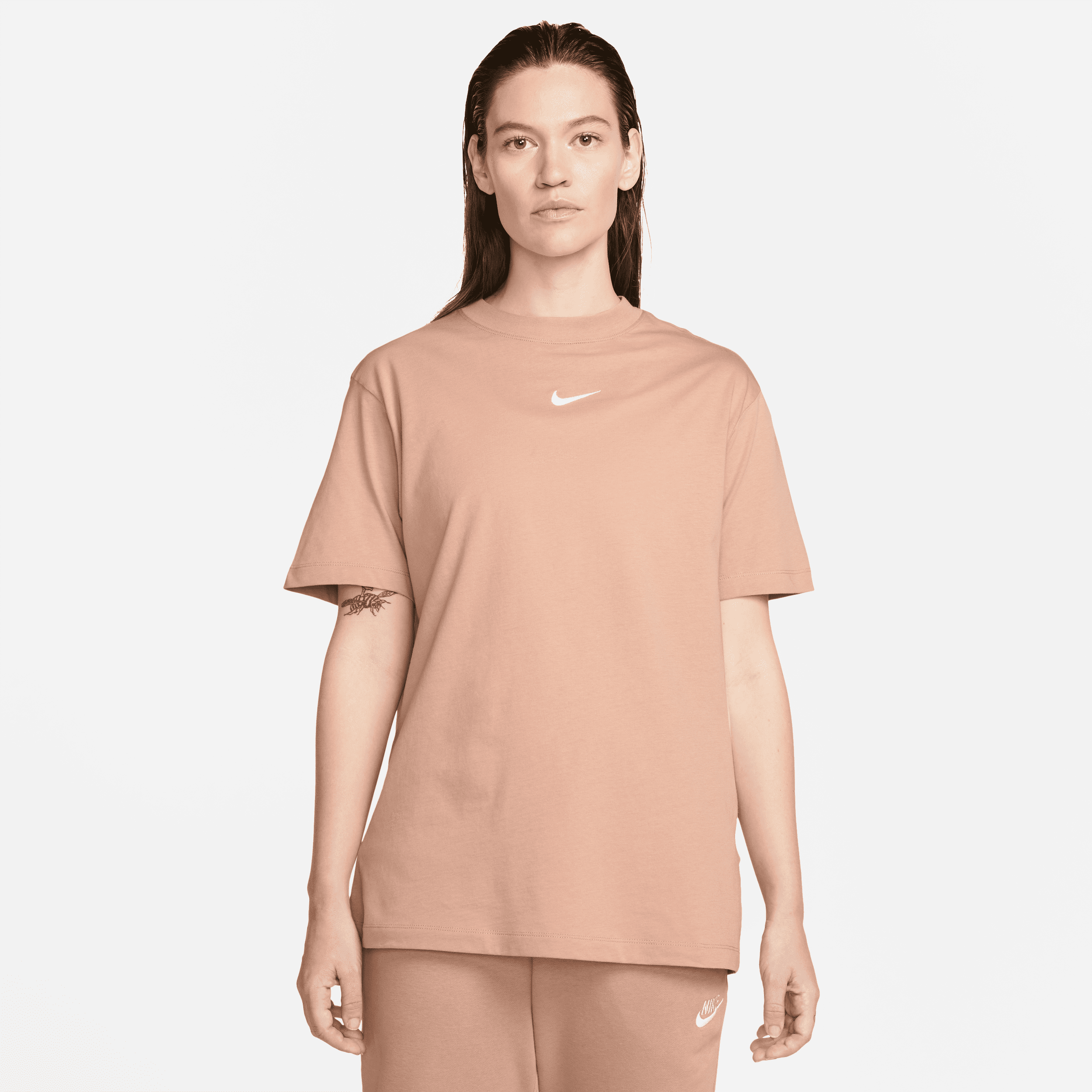 T-shirt damski o kroju typu boyfriend Nike Sportswear Essentials - Różowy