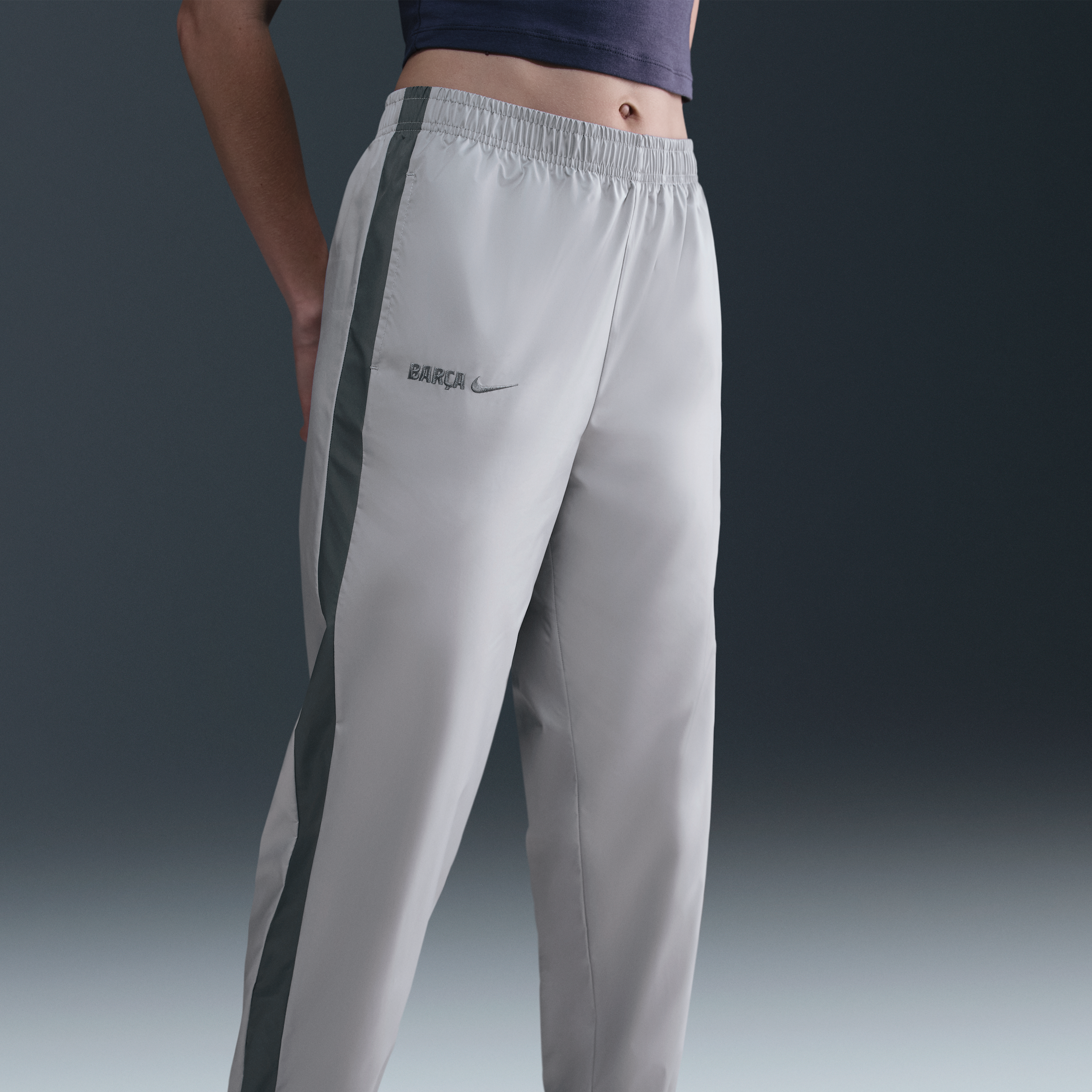 Thumbnail - FC Barcelona Essential Repel Nike Football-Jogger aus Webmaterial mit mittelhohem Bund für Damen - Grau