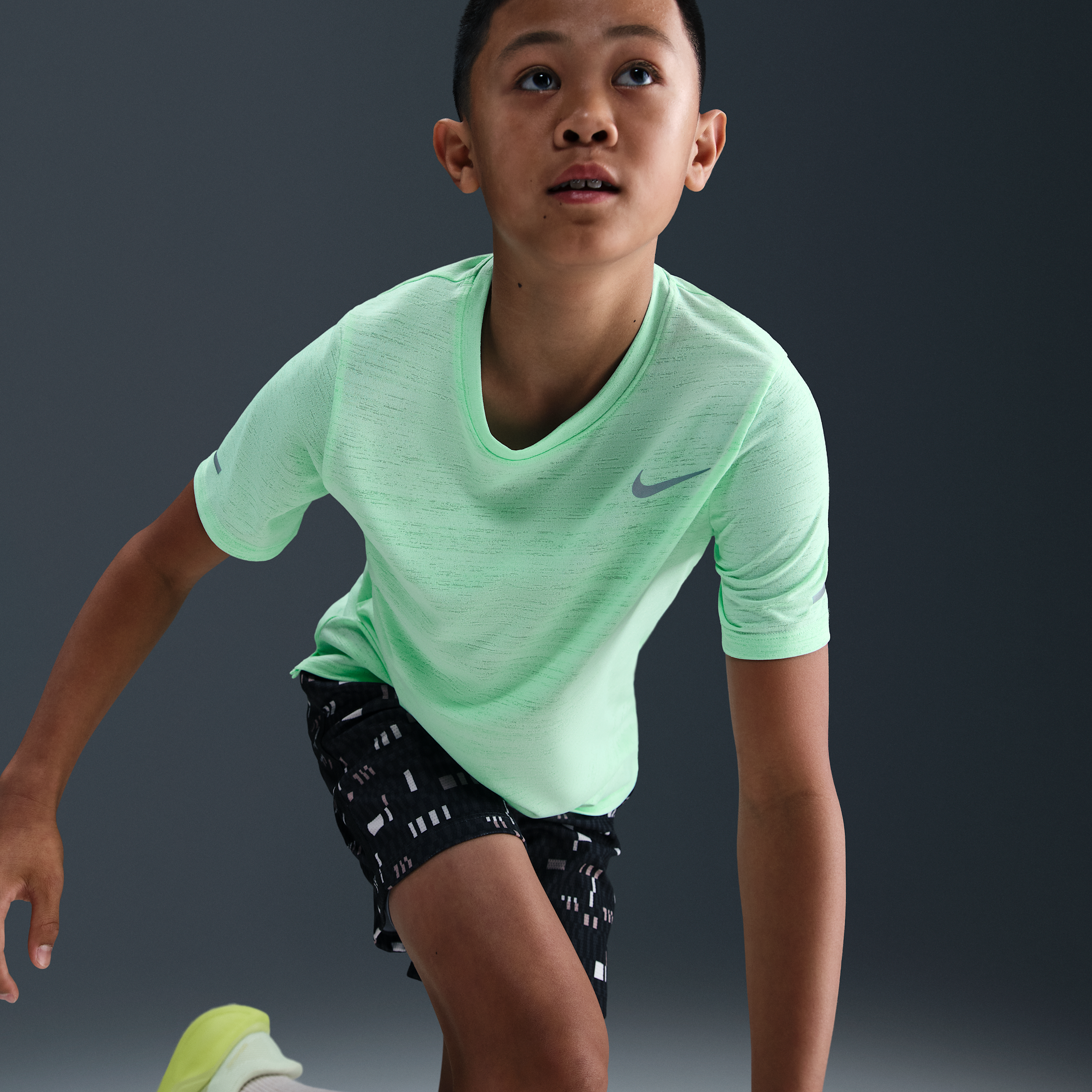 Thumbnail - Nike Dri-FIT Miler Trainingsoberteil für ältere Kinder (Jungen) - Grün