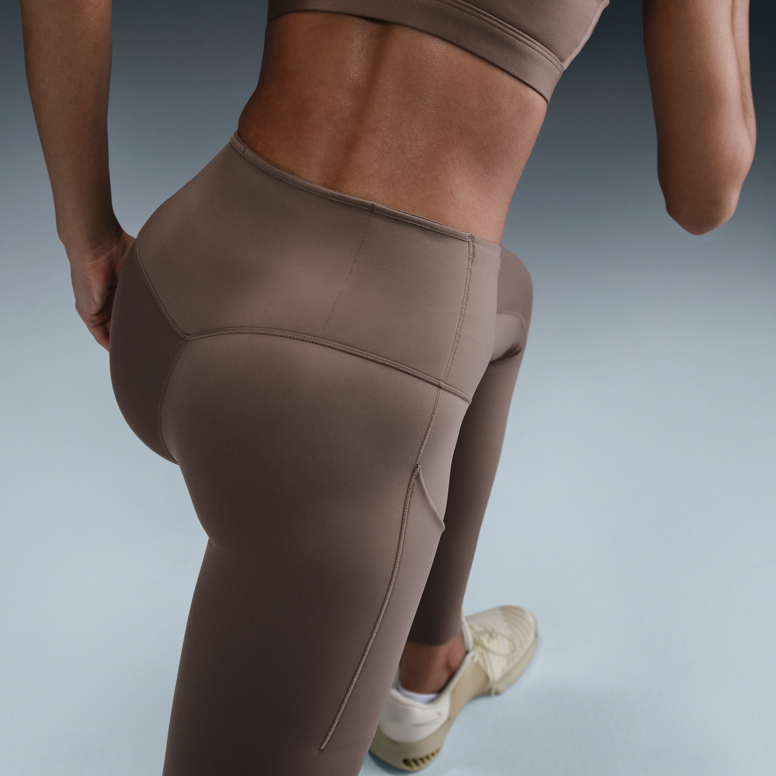 Legging taille haute à maintien supérieur et coupe longue avec poches Nike Go pour femme - Marron