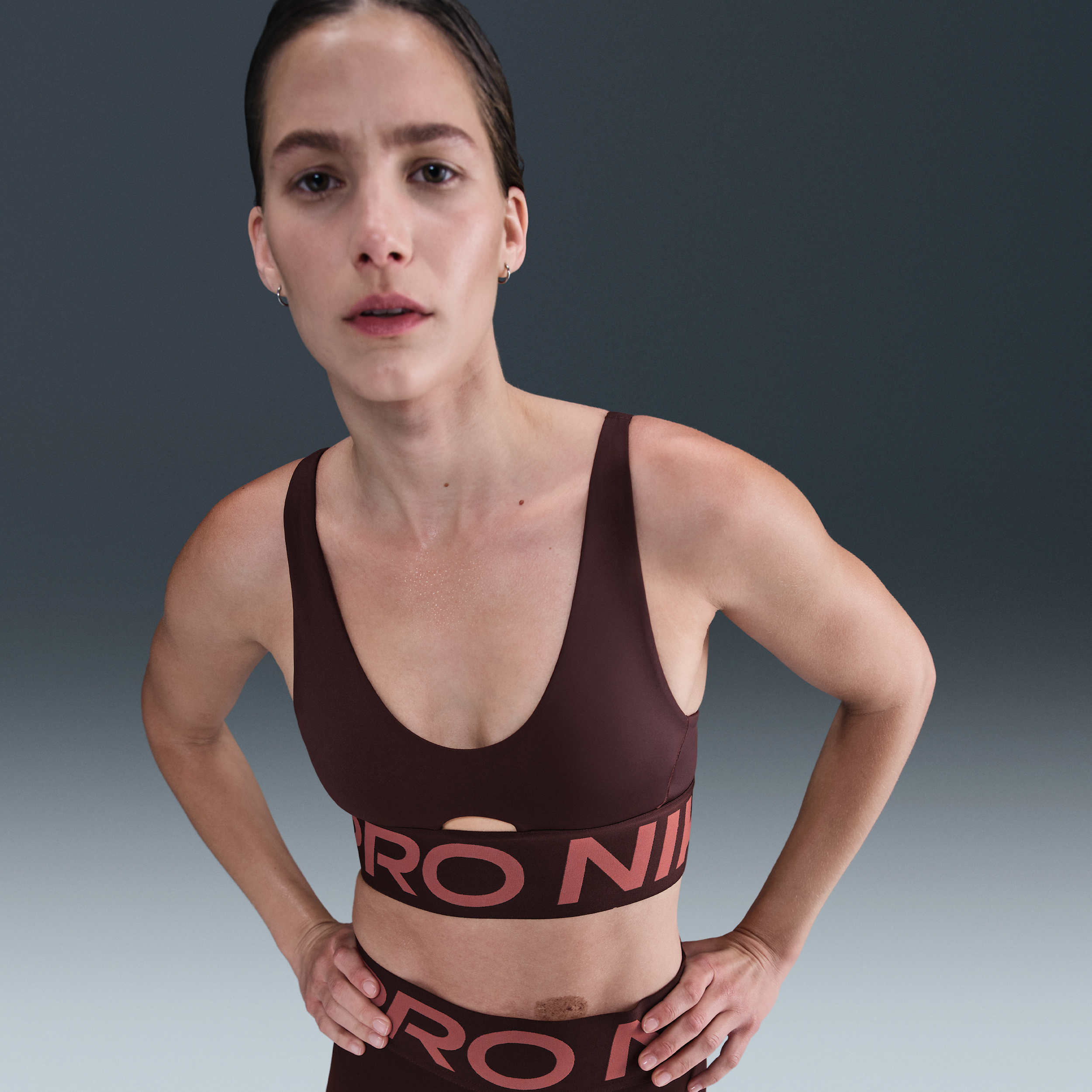 Thumbnail - Nike Pro Indy Plunge gepolsterter Sport-BH mit mittlerem Halt - Rot